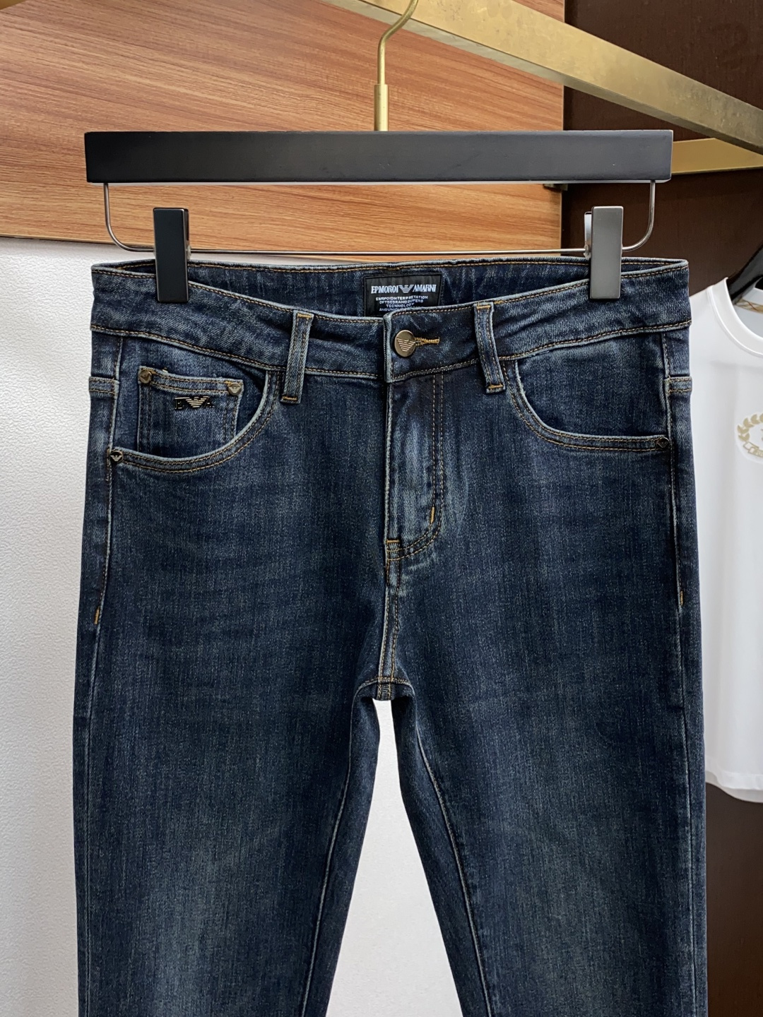  阿玛尼 2025新款 休闲牛仔裤 干净利落剪裁，都市风十足 采用精纺纯棉面料手感软糯干爽，上身效果挺括