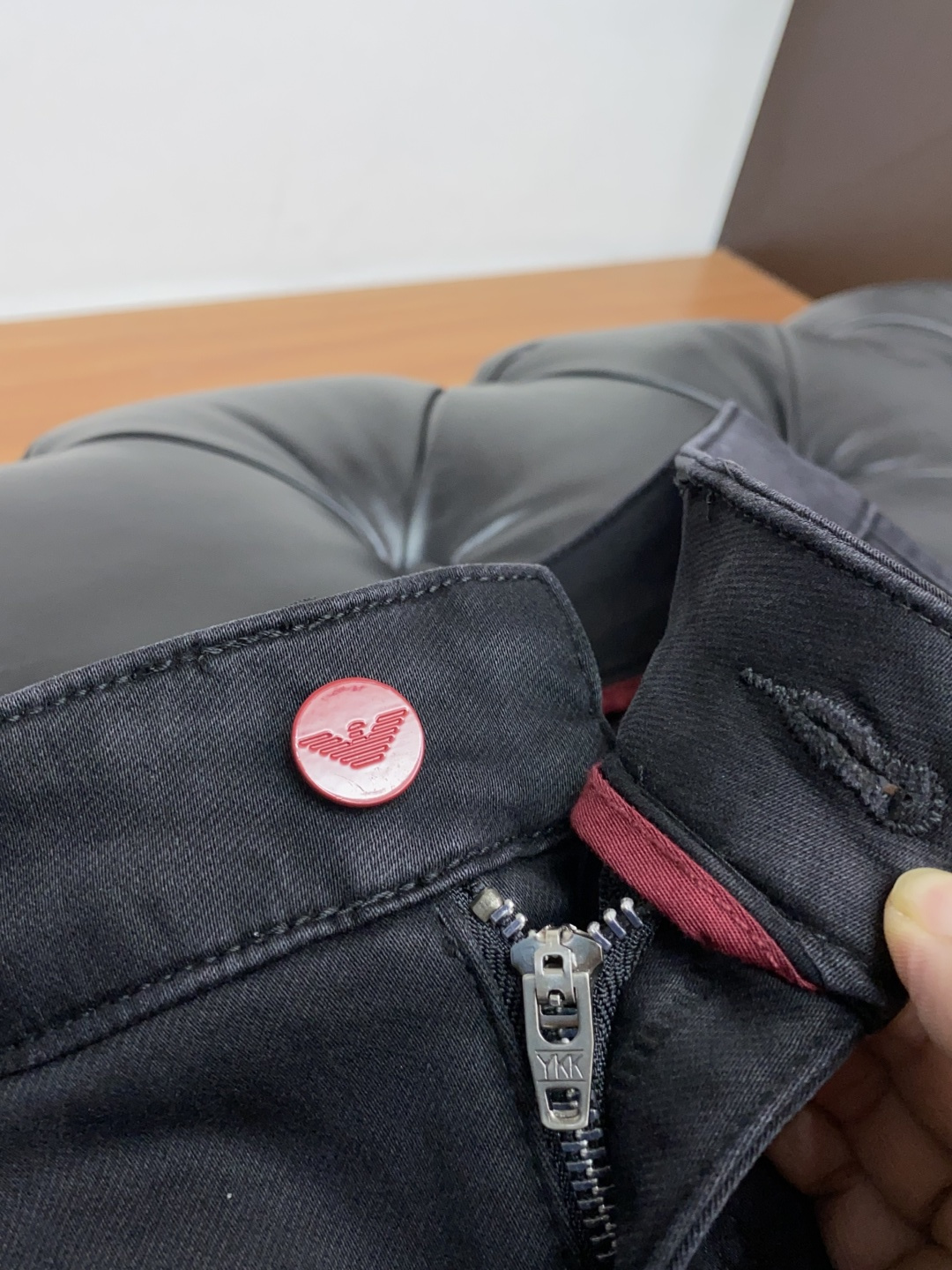  阿玛尼  2025新款 休闲牛仔裤 干净利落剪裁，都市风十足 采用精纺纯棉面料手感软糯干爽，上身效果挺