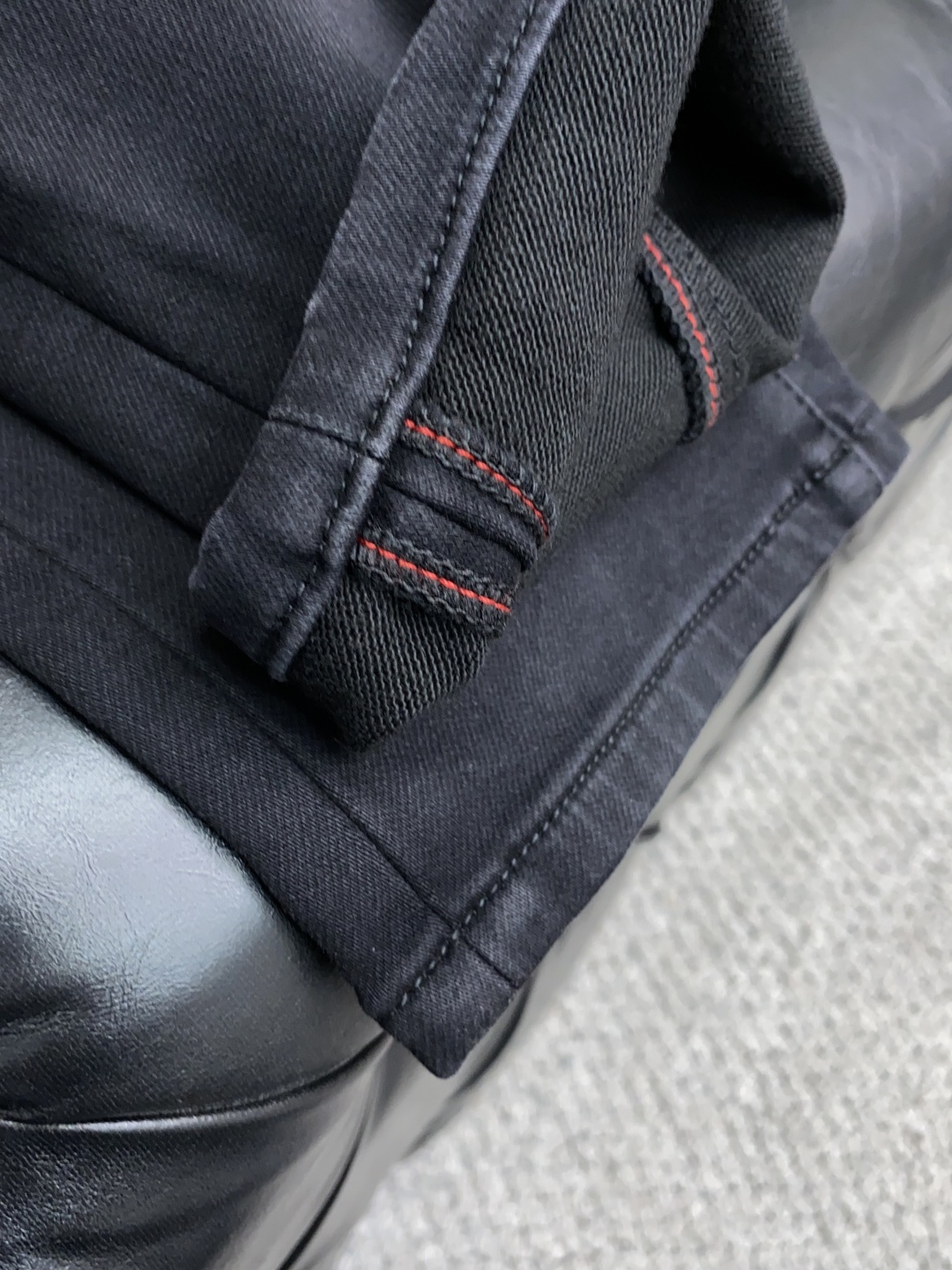  阿玛尼  2025新款 休闲牛仔裤 干净利落剪裁，都市风十足 采用精纺纯棉面料手感软糯干爽，上身效果挺