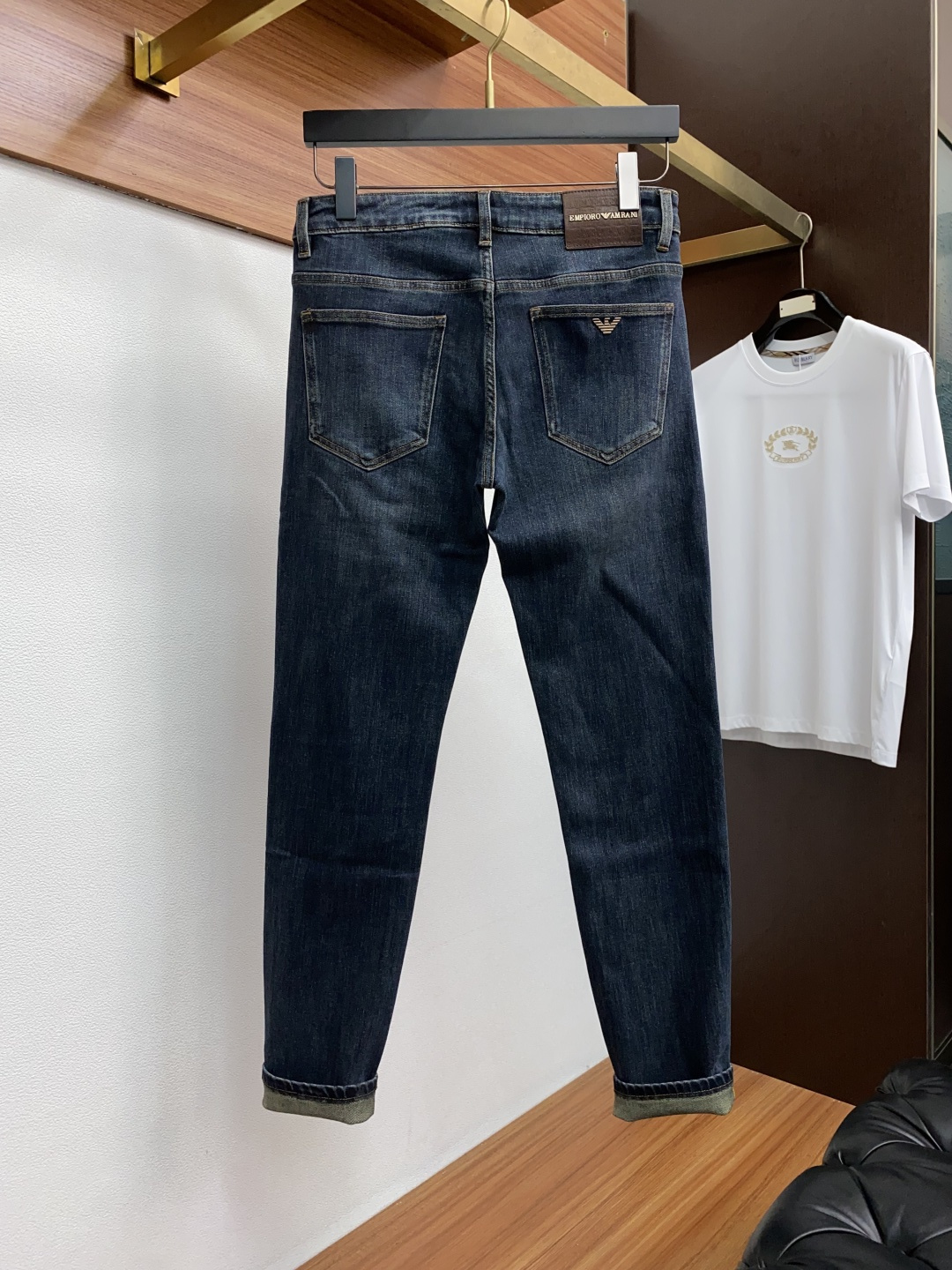  阿玛尼 2025新款 休闲牛仔裤 干净利落剪裁，都市风十足 采用精纺纯棉面料手感软糯干爽，上身效果挺括