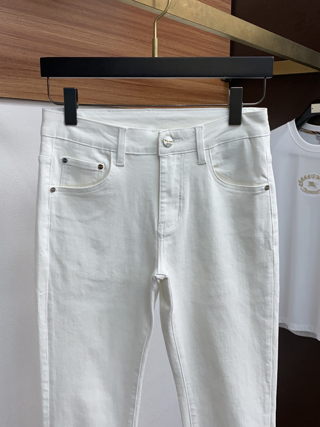  芬迪 2025新款 休闲牛仔裤 干净利落剪裁，都市风十足 采用精纺纯棉面料手感软糯干爽，上身效果挺括有