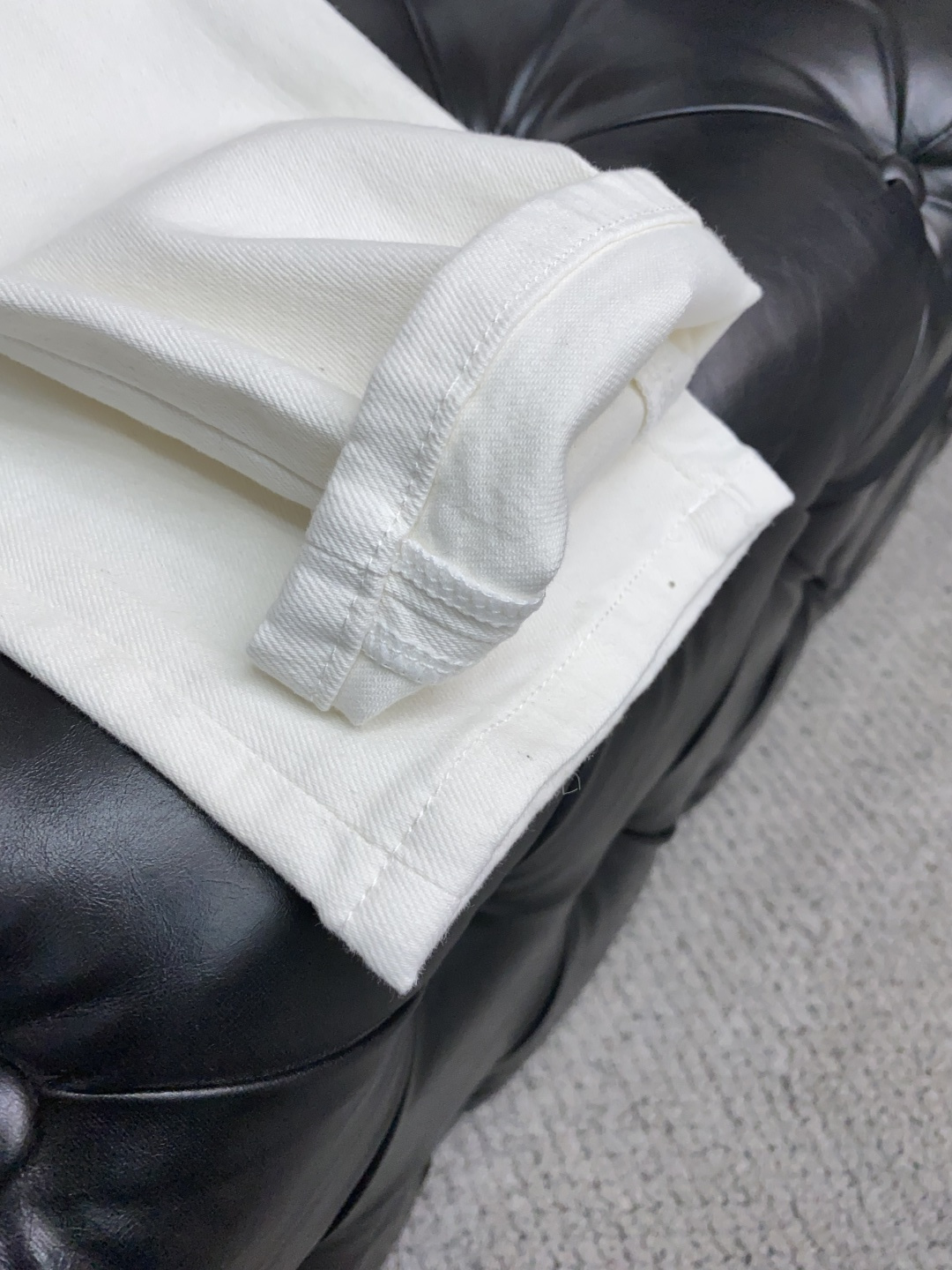  芬迪 2025新款 休闲牛仔裤 干净利落剪裁，都市风十足 采用精纺纯棉面料手感软糯干爽，上身效果挺括有