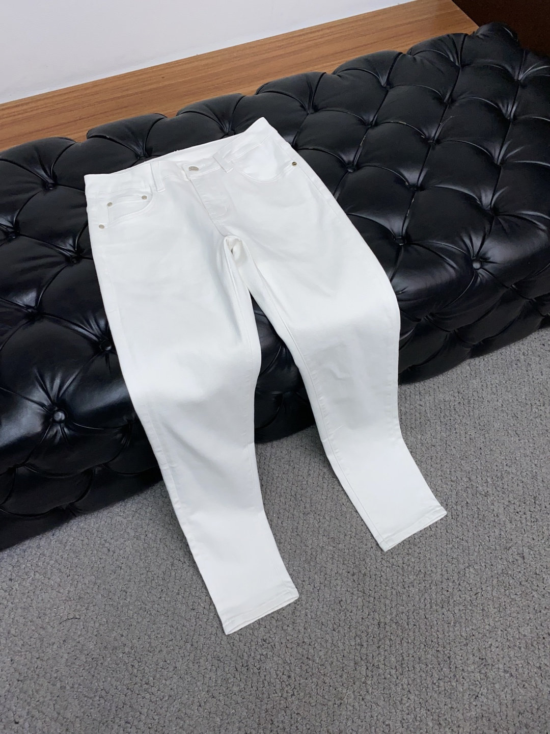  芬迪 2025新款 休闲牛仔裤 干净利落剪裁，都市风十足 采用精纺纯棉面料手感软糯干爽，上身效果挺括有