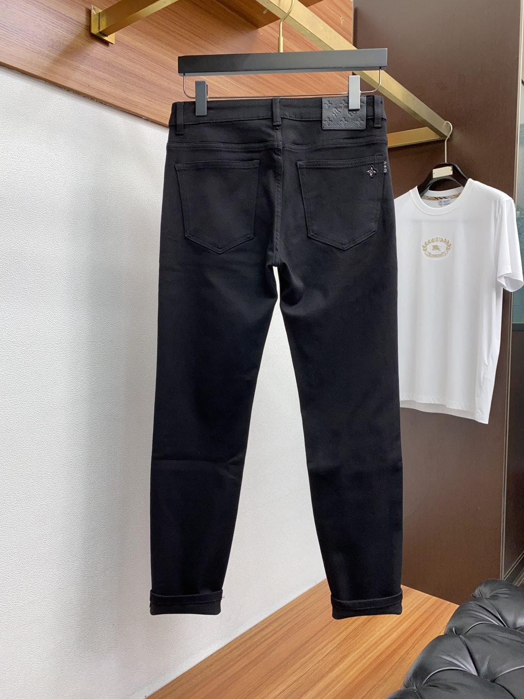 1v路易威登 2025新款 休闲牛仔裤 干净利落剪裁，都市风十足 采用精纺纯棉面料手感软糯干爽，上身效果