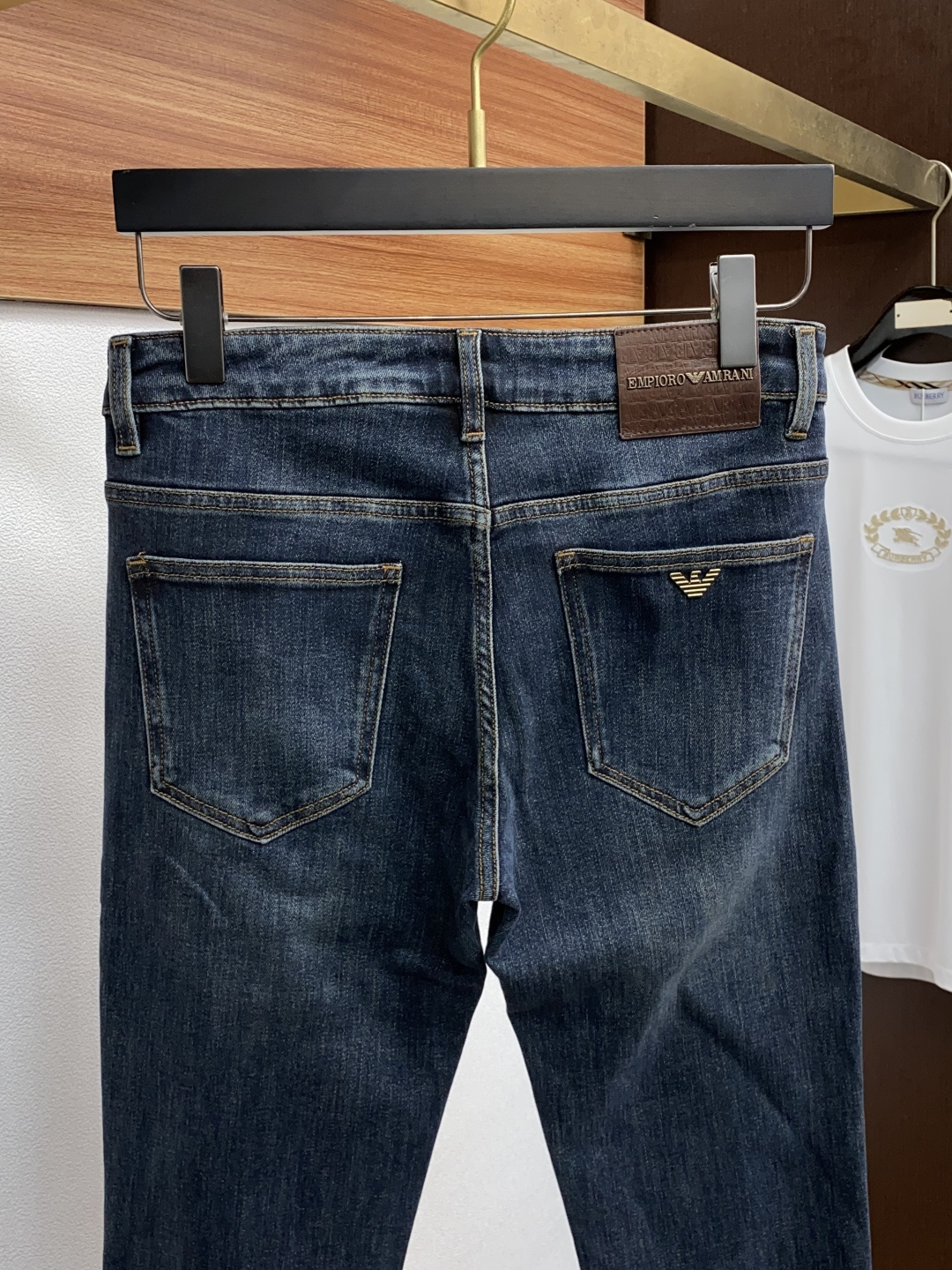  阿玛尼 2025新款 休闲牛仔裤 干净利落剪裁，都市风十足 采用精纺纯棉面料手感软糯干爽，上身效果挺括