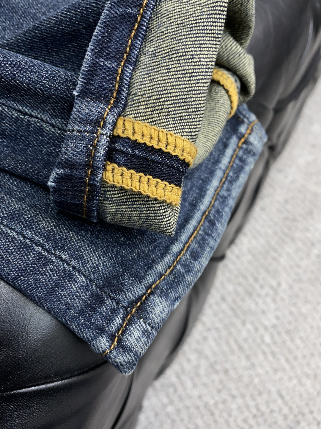  阿玛尼 2025新款 休闲牛仔裤 干净利落剪裁，都市风十足 采用精纺纯棉面料手感软糯干爽，上身效果挺括