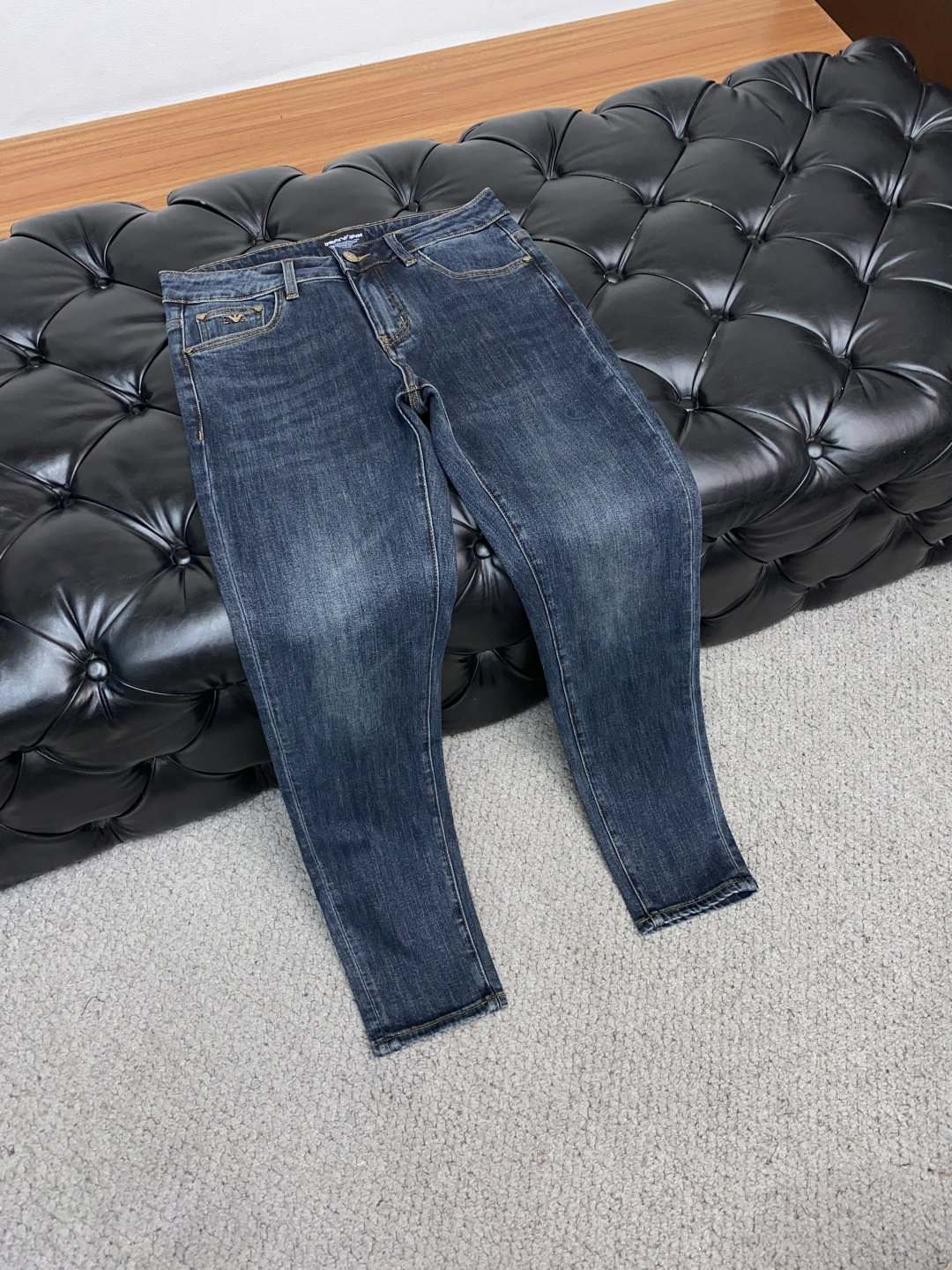  阿玛尼 2025新款 休闲牛仔裤 干净利落剪裁，都市风十足 采用精纺纯棉面料手感软糯干爽，上身效果挺括