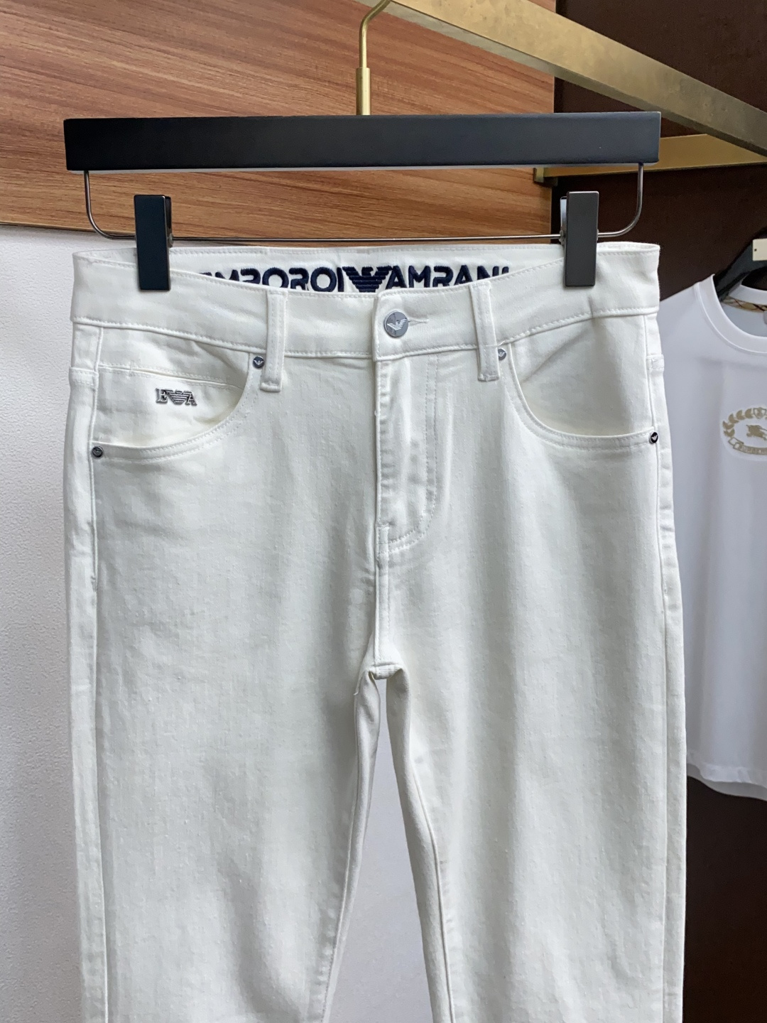 阿玛尼 2025新款 休闲牛仔裤 干净利落剪裁，都市风十足 采用精纺纯棉面料手感软糯干爽，上身效果挺括有