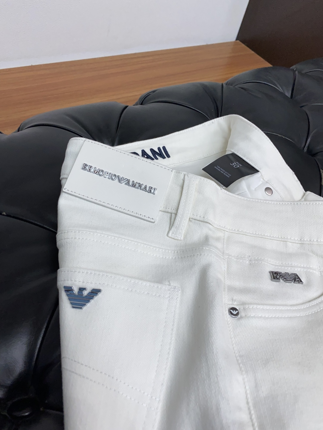 阿玛尼 2025新款 休闲牛仔裤 干净利落剪裁，都市风十足 采用精纺纯棉面料手感软糯干爽，上身效果挺括有