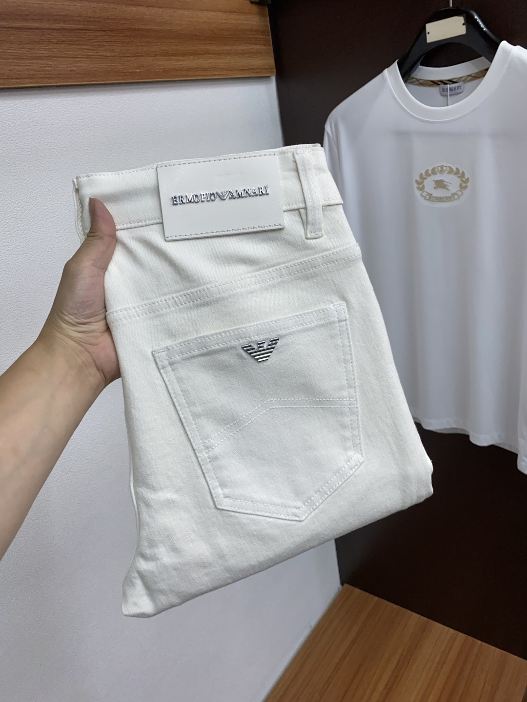 阿玛尼 2025新款 休闲牛仔裤 干净利落剪裁，都市风十足 采用精纺纯棉面料手感软糯干爽，上身效果挺括有