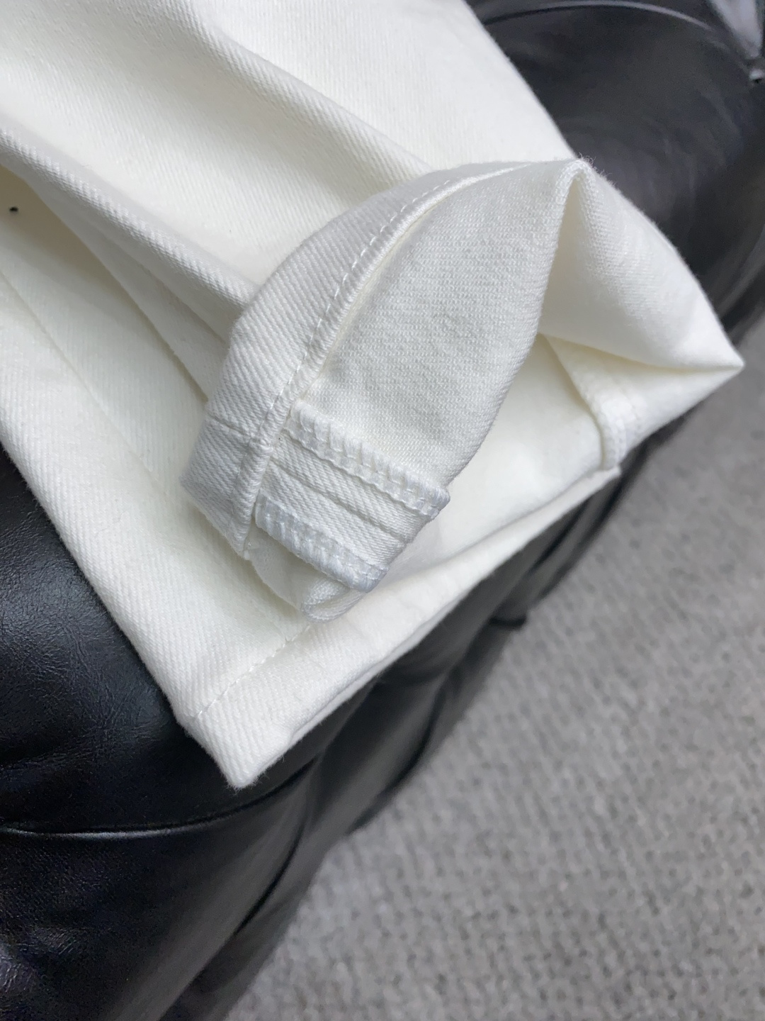 阿玛尼 2025新款 休闲牛仔裤 干净利落剪裁，都市风十足 采用精纺纯棉面料手感软糯干爽，上身效果挺括有