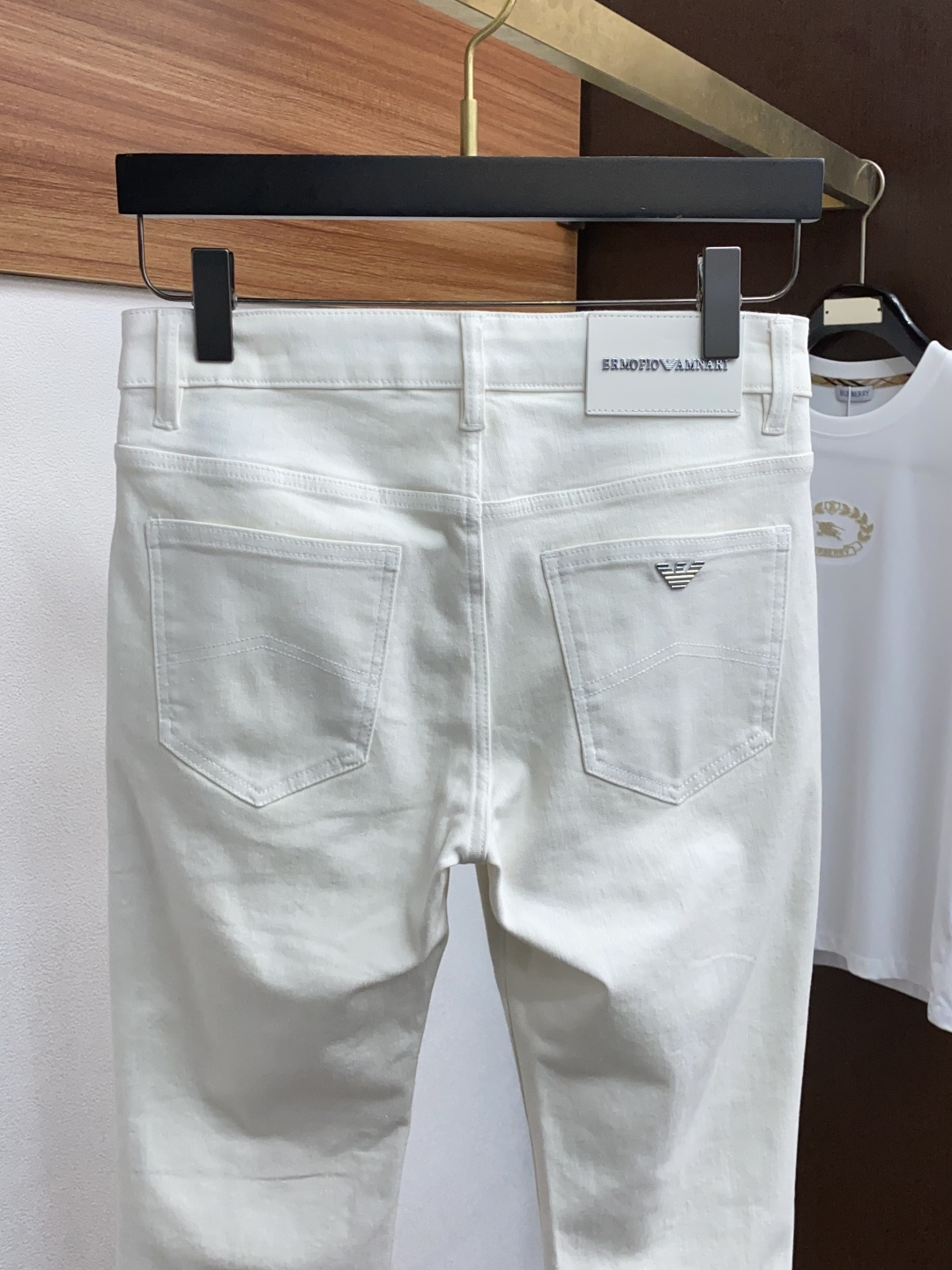 阿玛尼 2025新款 休闲牛仔裤 干净利落剪裁，都市风十足 采用精纺纯棉面料手感软糯干爽，上身效果挺括有