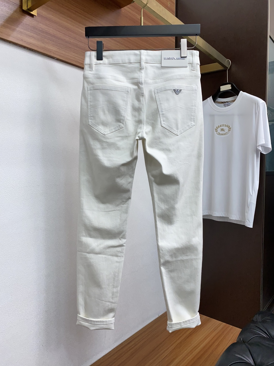 阿玛尼 2025新款 休闲牛仔裤 干净利落剪裁，都市风十足 采用精纺纯棉面料手感软糯干爽，上身效果挺括有