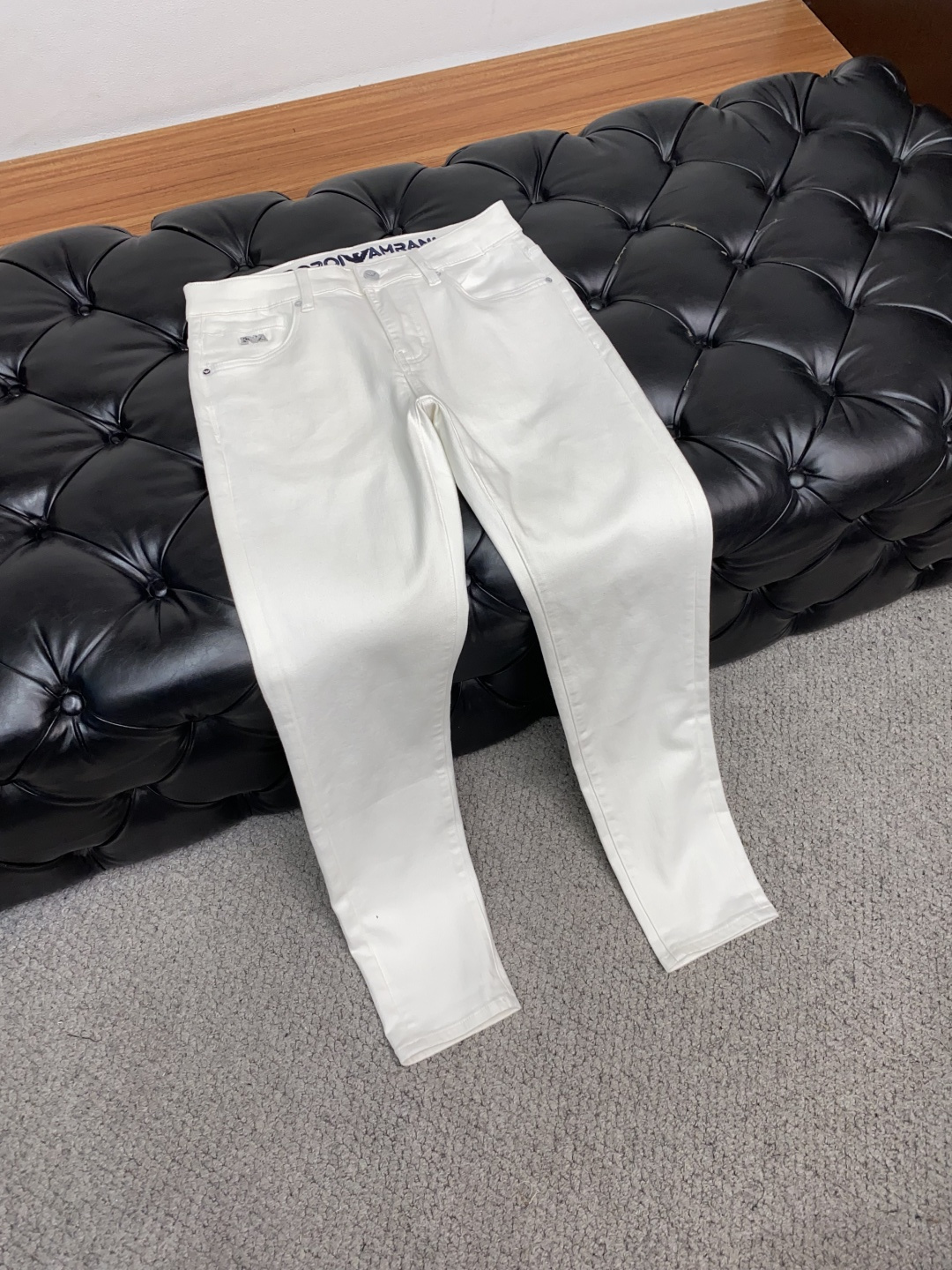 阿玛尼 2025新款 休闲牛仔裤 干净利落剪裁，都市风十足 采用精纺纯棉面料手感软糯干爽，上身效果挺括有