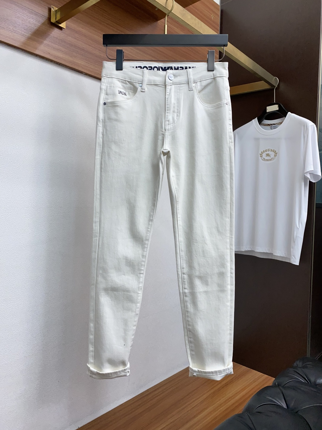 阿玛尼 2025新款 休闲牛仔裤 干净利落剪裁，都市风十足 采用精纺纯棉面料手感软糯干爽，上身效果挺括有