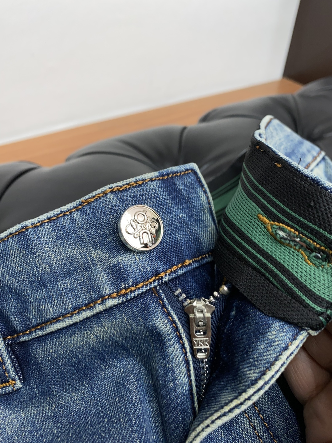  罗意威 2025新款 休闲牛仔裤 干净利落剪裁，都市风十足 采用精纺纯棉面料手感软糯干爽，上身效果挺括