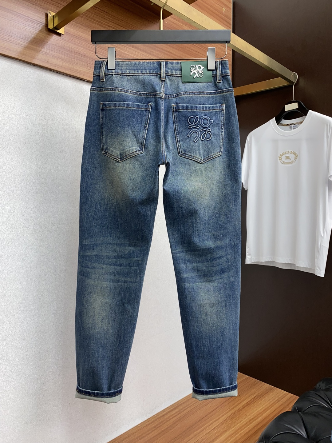  罗意威 2025新款 休闲牛仔裤 干净利落剪裁，都市风十足 采用精纺纯棉面料手感软糯干爽，上身效果挺括