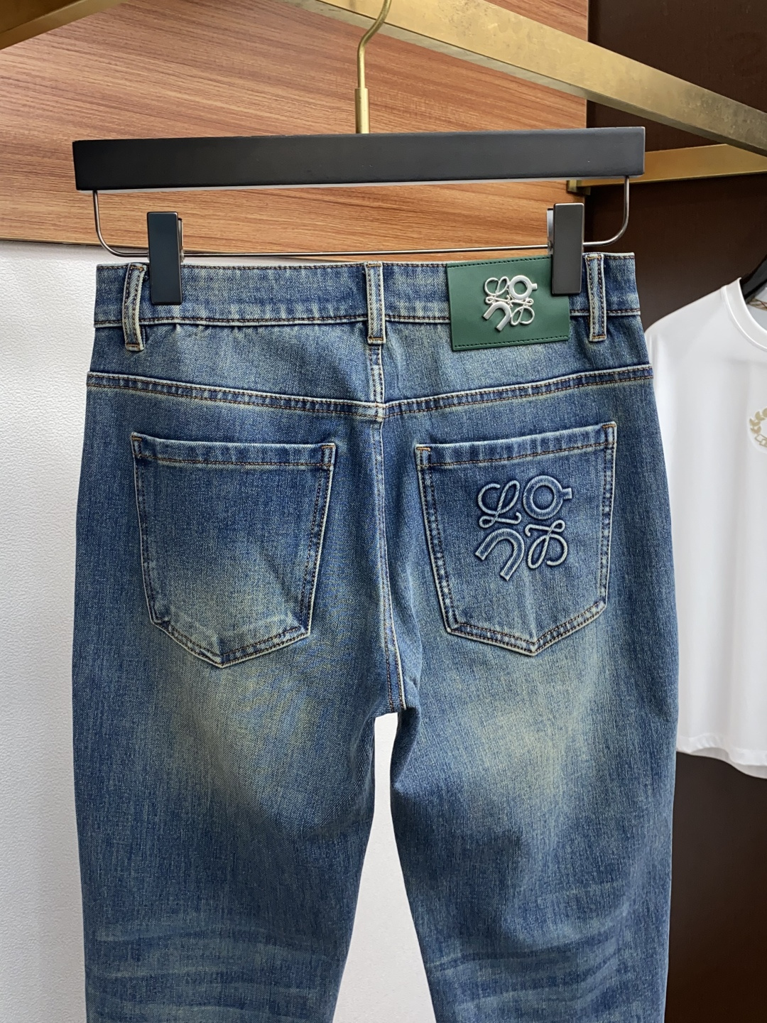  罗意威 2025新款 休闲牛仔裤 干净利落剪裁，都市风十足 采用精纺纯棉面料手感软糯干爽，上身效果挺括