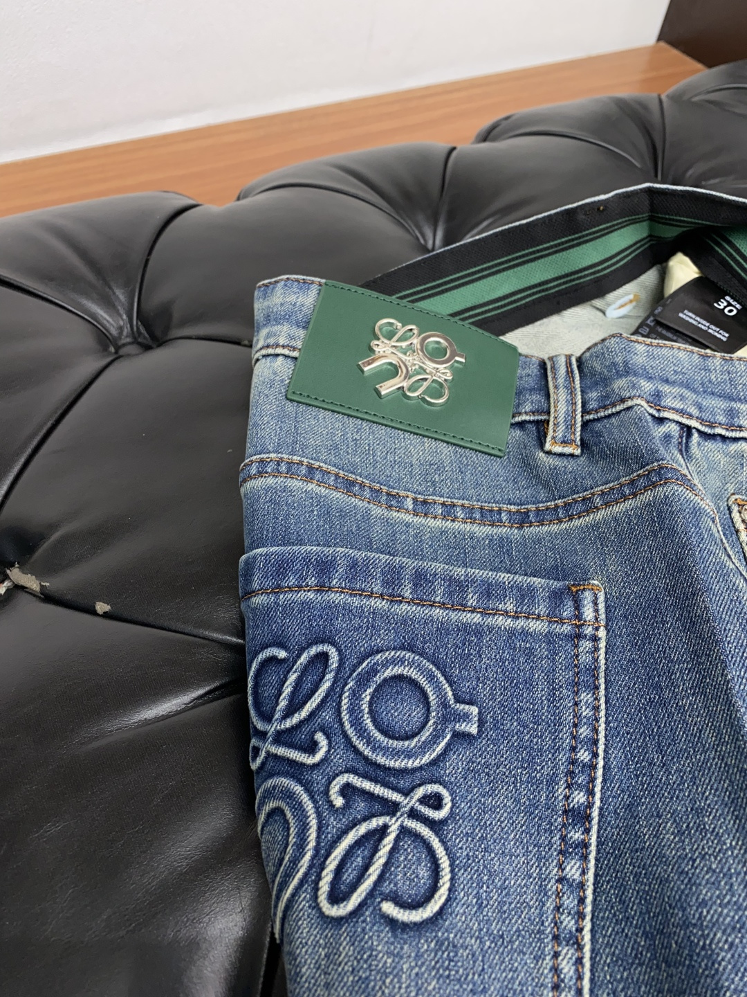  罗意威 2025新款 休闲牛仔裤 干净利落剪裁，都市风十足 采用精纺纯棉面料手感软糯干爽，上身效果挺括