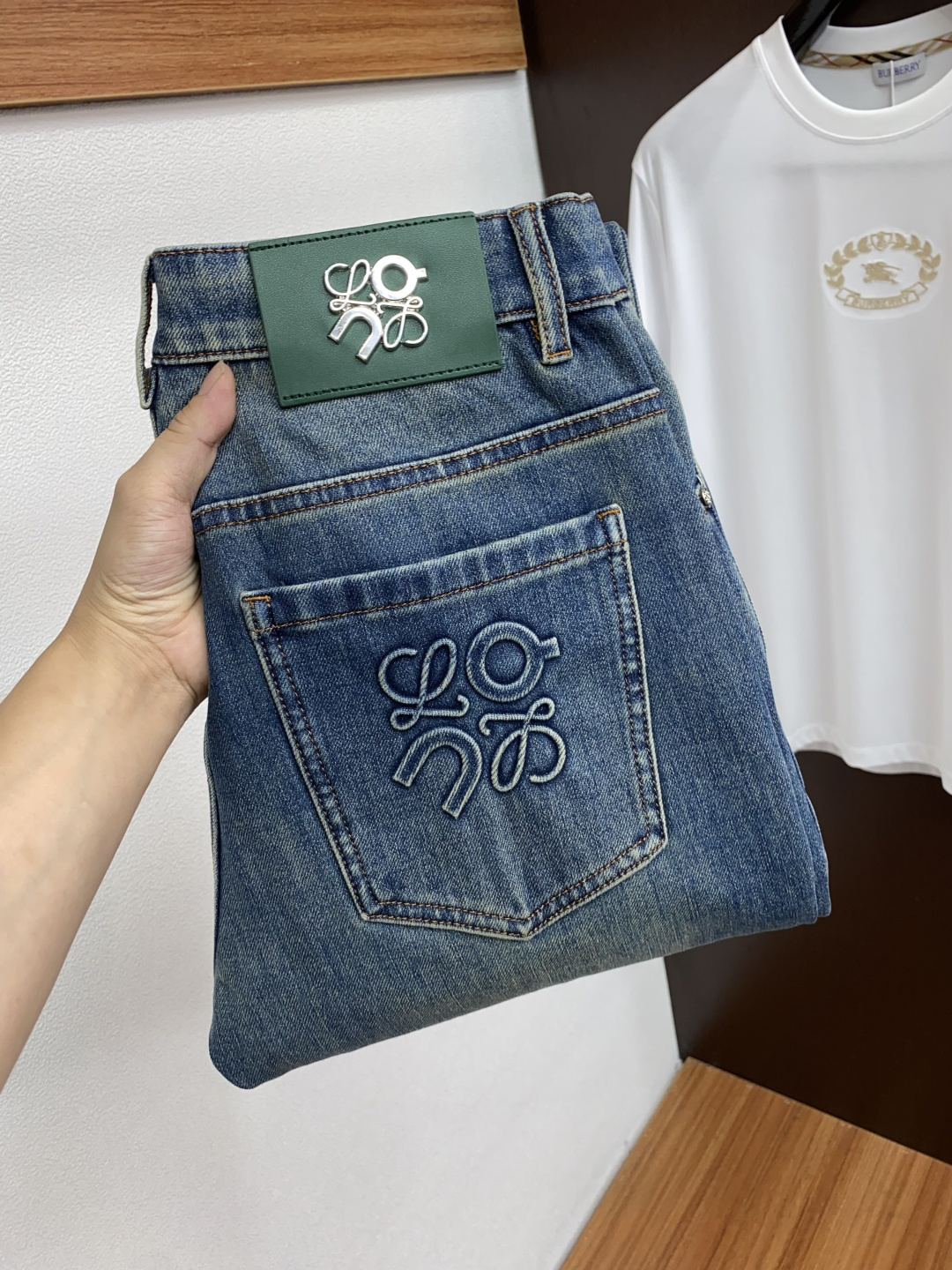  罗意威 2025新款 休闲牛仔裤 干净利落剪裁，都市风十足 采用精纺纯棉面料手感软糯干爽，上身效果挺括