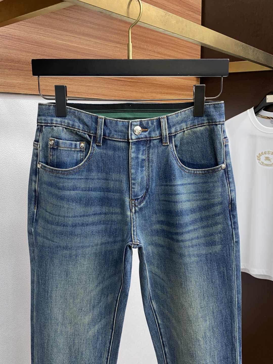  罗意威 2025新款 休闲牛仔裤 干净利落剪裁，都市风十足 采用精纺纯棉面料手感软糯干爽，上身效果挺括