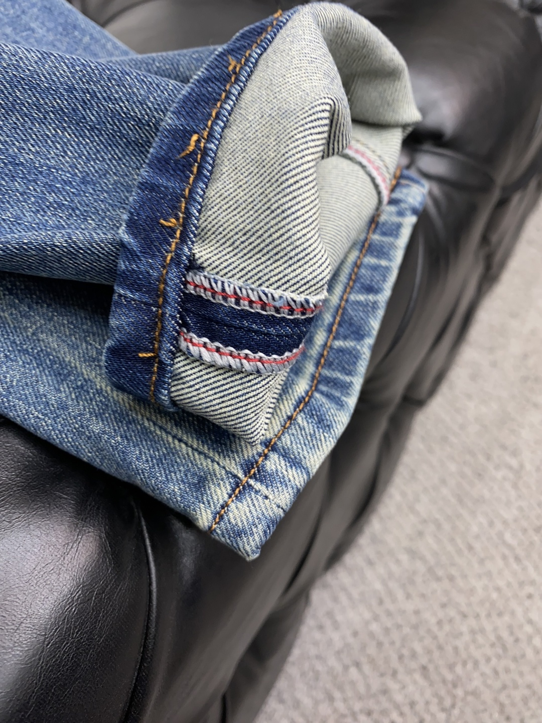  罗意威 2025新款 休闲牛仔裤 干净利落剪裁，都市风十足 采用精纺纯棉面料手感软糯干爽，上身效果挺括