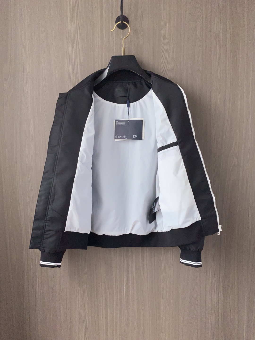 🌾 普拉达 25ss最新品 经典棒球领夹克外套，设计帅气有型！百搭必备单品，时尚潮牌， 轻松营造酷帅氛围