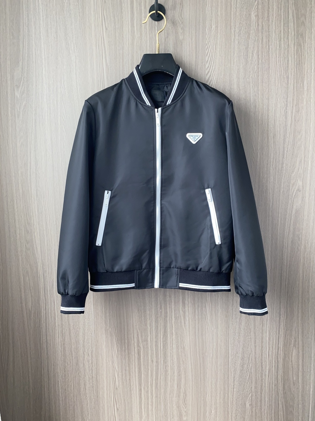 🌾 普拉达 25ss最新品 经典棒球领夹克外套，设计帅气有型！百搭必备单品，时尚潮牌， 轻松营造酷帅氛围