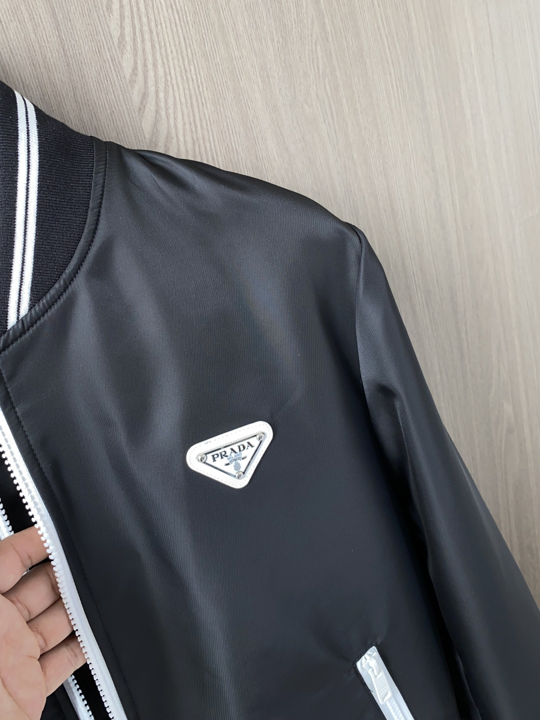 🌾 普拉达 25ss最新品 经典棒球领夹克外套，设计帅气有型！百搭必备单品，时尚潮牌， 轻松营造酷帅氛围