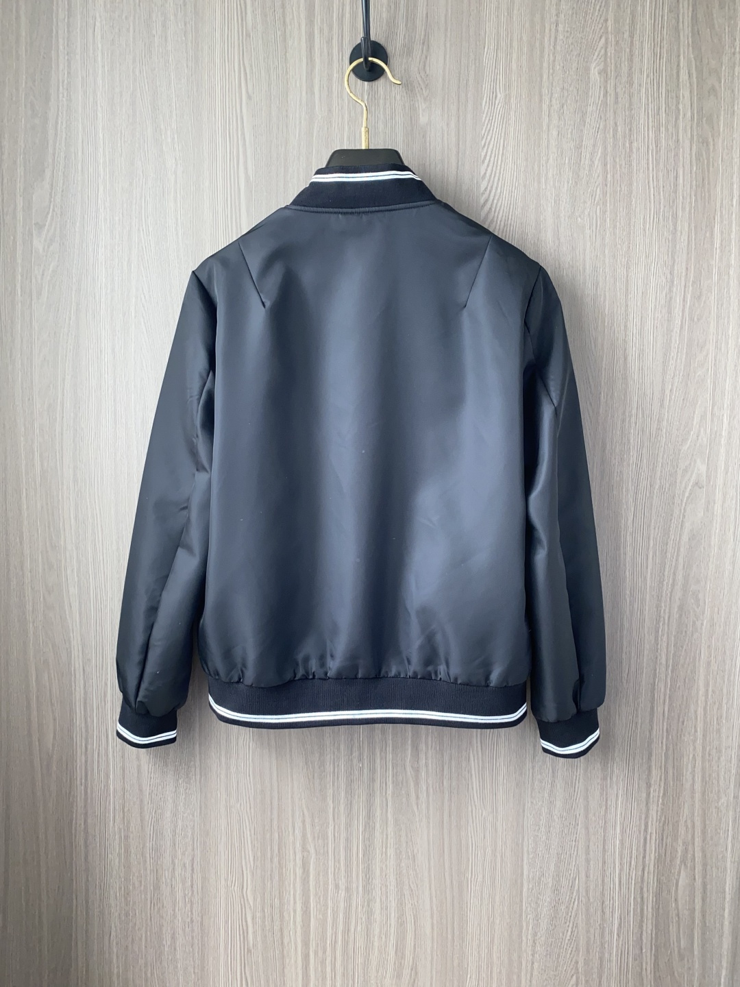 🌾 普拉达 25ss最新品 经典棒球领夹克外套，设计帅气有型！百搭必备单品，时尚潮牌， 轻松营造酷帅氛围