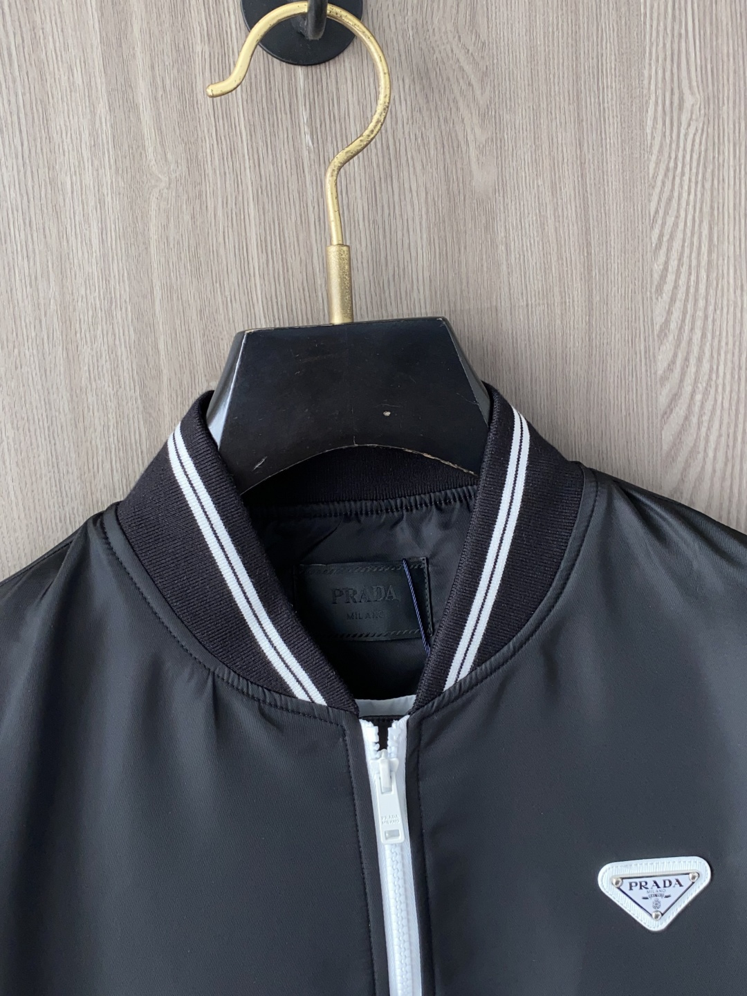 🌾 普拉达 25ss最新品 经典棒球领夹克外套，设计帅气有型！百搭必备单品，时尚潮牌， 轻松营造酷帅氛围