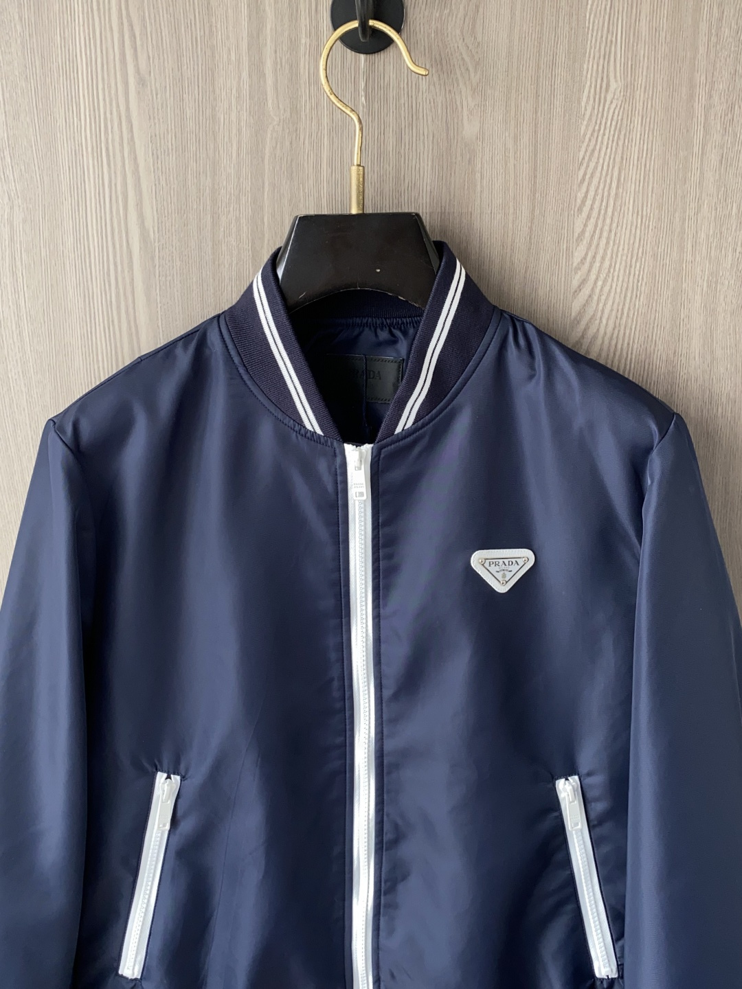 🌾 普拉达 25ss最新品 经典棒球领夹克外套，设计帅气有型！百搭必备单品，时尚潮牌， 轻松营造酷帅氛围