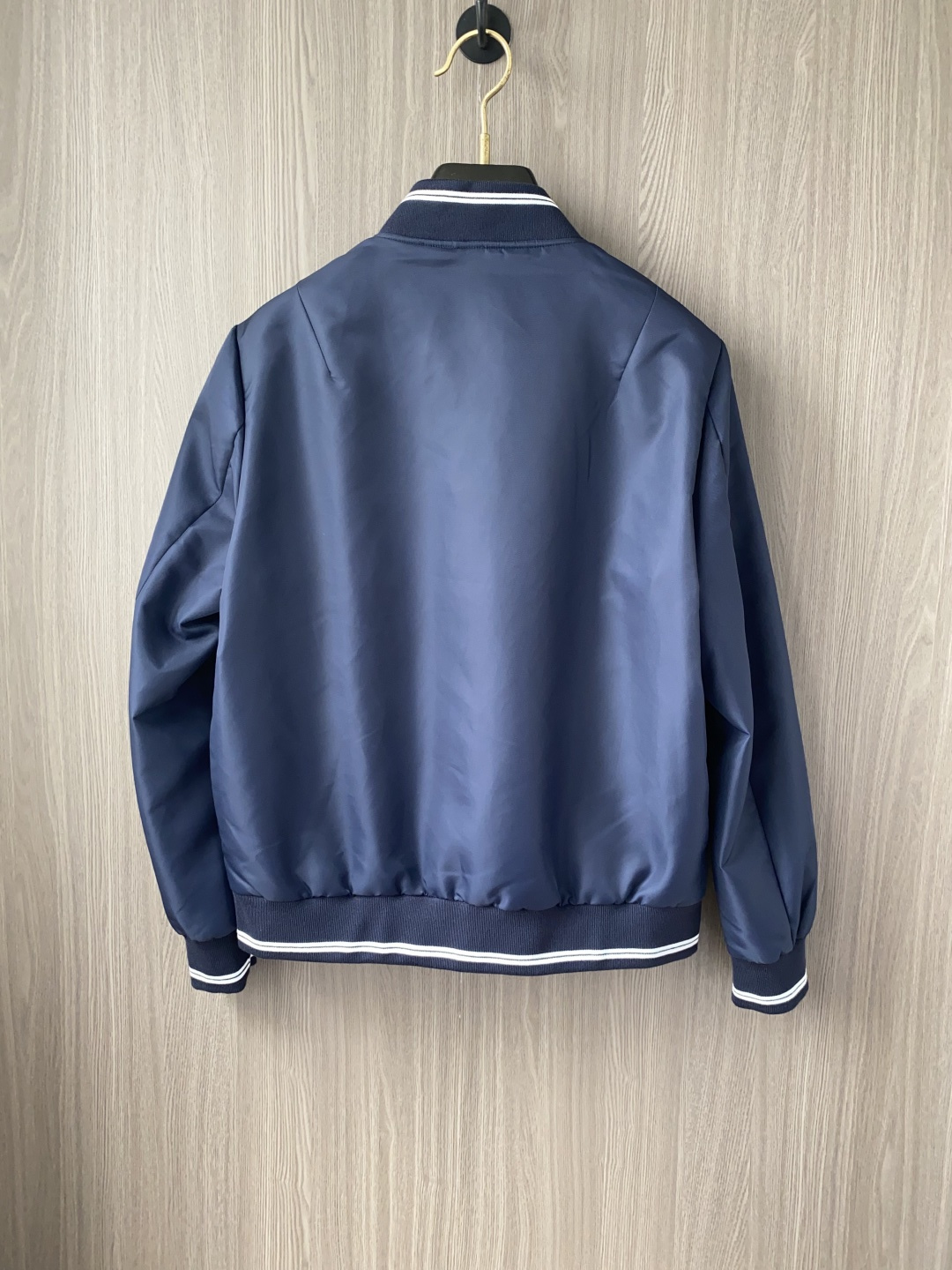 🌾 普拉达 25ss最新品 经典棒球领夹克外套，设计帅气有型！百搭必备单品，时尚潮牌， 轻松营造酷帅氛围