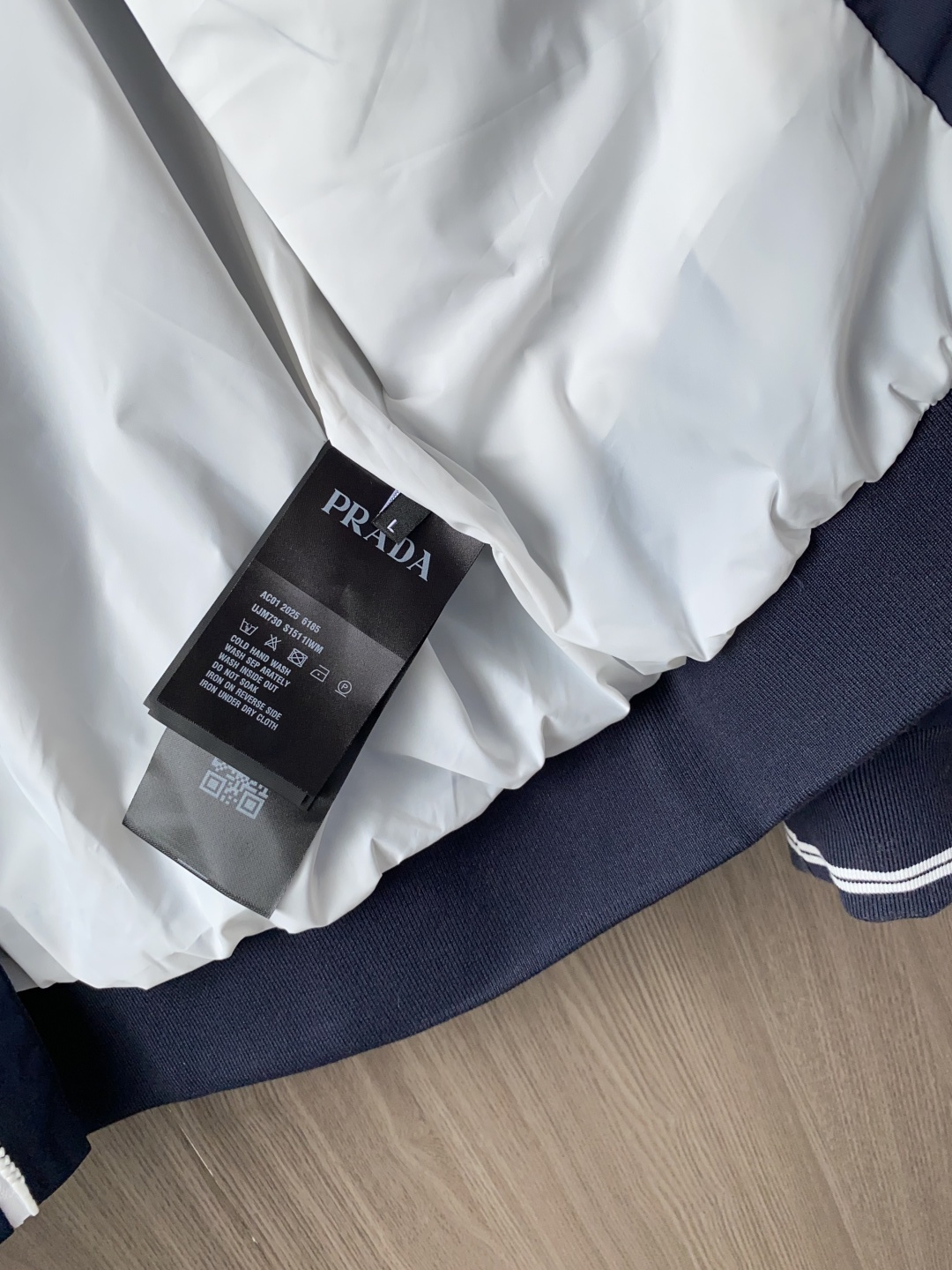 🌾 普拉达 25ss最新品 经典棒球领夹克外套，设计帅气有型！百搭必备单品，时尚潮牌， 轻松营造酷帅氛围