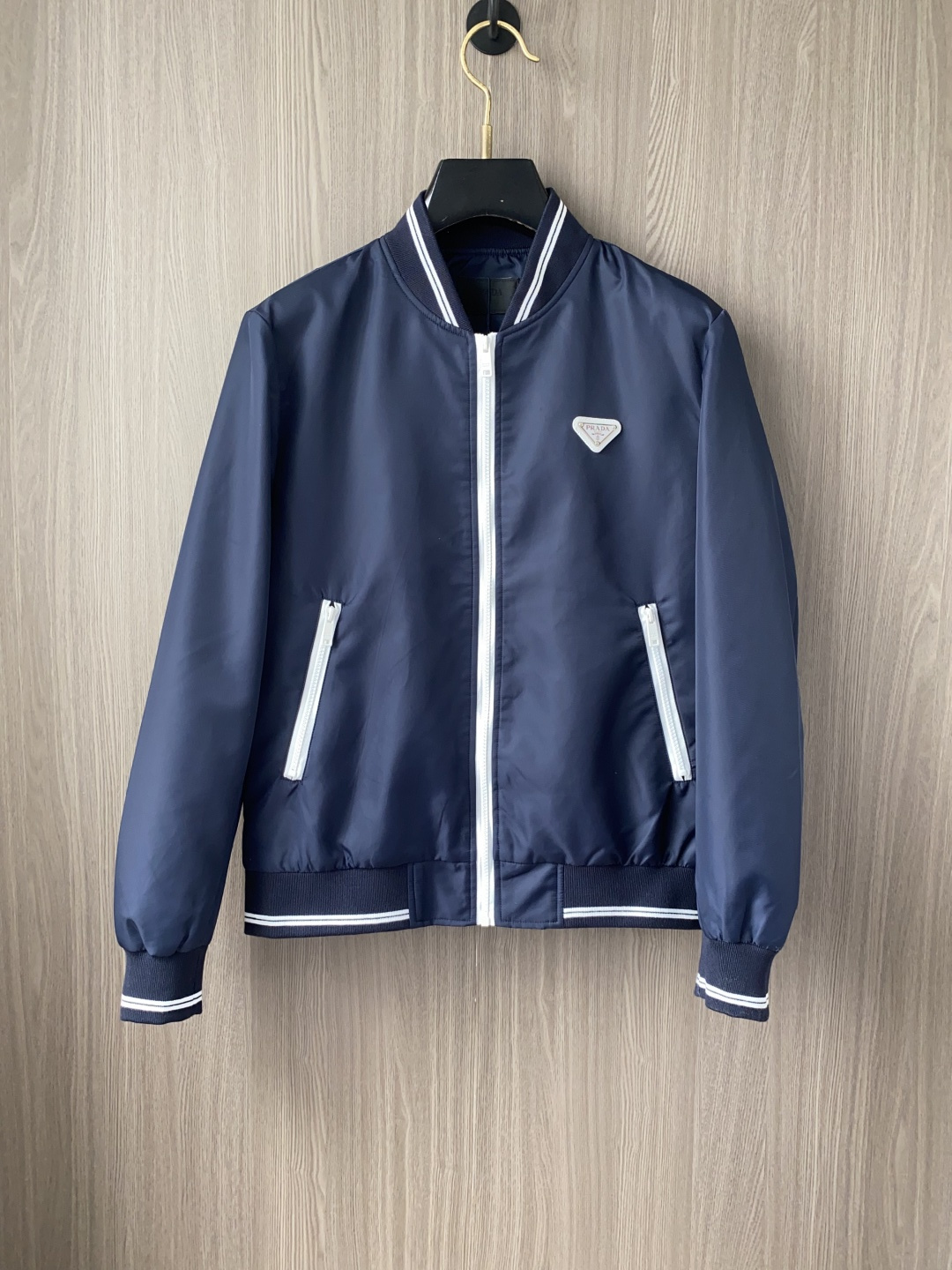 🌾 普拉达 25ss最新品 经典棒球领夹克外套，设计帅气有型！百搭必备单品，时尚潮牌， 轻松营造酷帅氛围