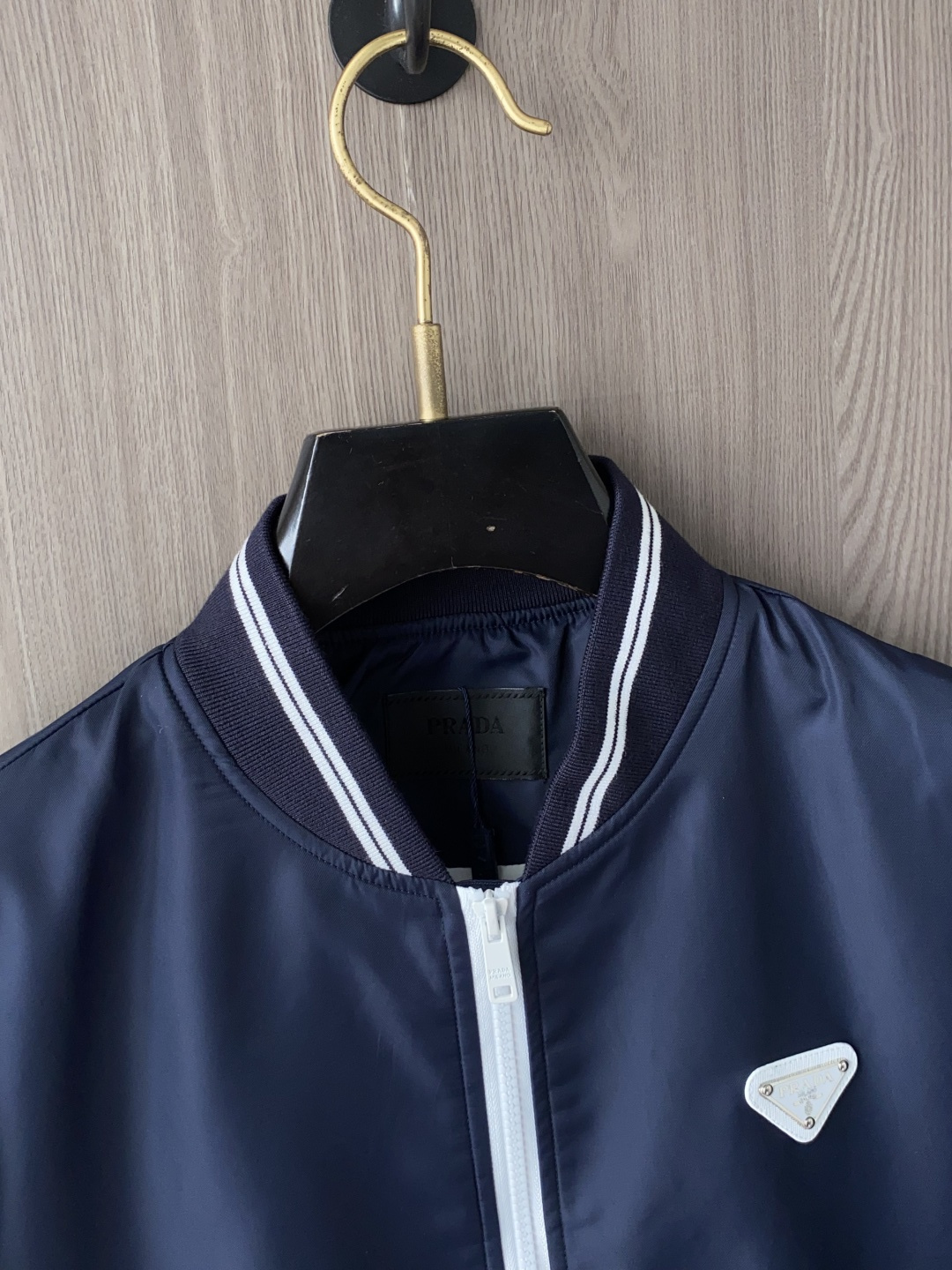 🌾 普拉达 25ss最新品 经典棒球领夹克外套，设计帅气有型！百搭必备单品，时尚潮牌， 轻松营造酷帅氛围