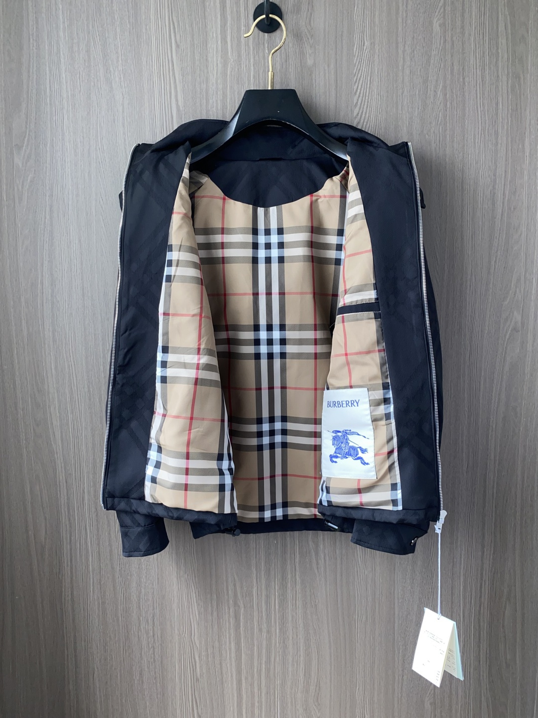 🌾程 巴宝莉 25ss最新品 经典棒球领夹克外套，设计帅气有型！百搭必备单品，时尚潮牌， 轻松营造酷帅氛