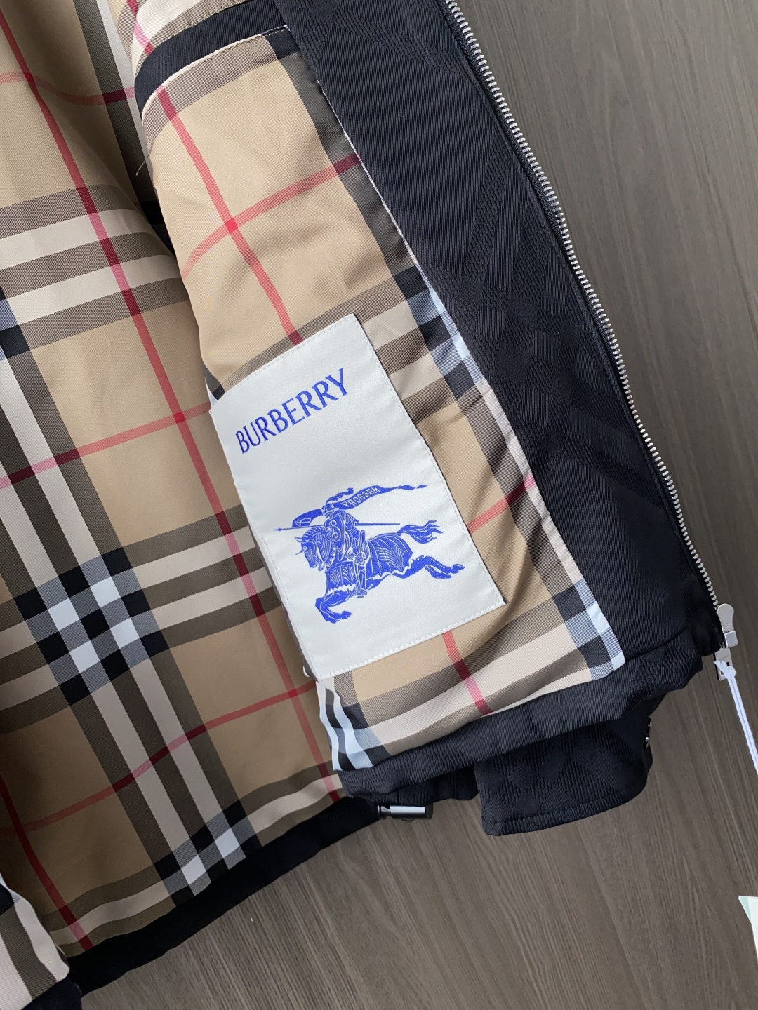 🌾程 巴宝莉 25ss最新品 经典棒球领夹克外套，设计帅气有型！百搭必备单品，时尚潮牌， 轻松营造酷帅氛