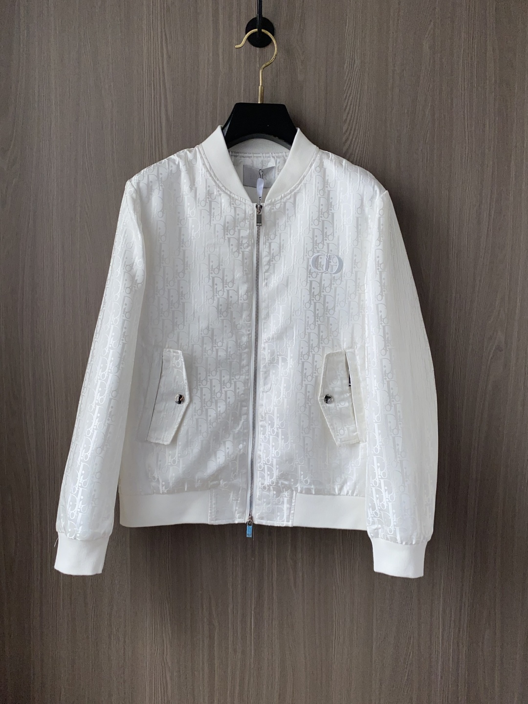 NO:952543,Dior's latest 25ss classic baseball collar jacket, handsome and stylish design!  A versatile must-have item, a trendy fashion brand, it can easily create a cool and handsome atmosphere, full of high-end feel, the low-key yet fashionable contrasting color design is particularly eye-catching, the loose fit is versatile, and can be controlled by any figure!  The original customized imported memory silk fabric is light and breathable!  A full set of mold opening hardware accessories. The quality of workmanship depends on the details!  Sizes M-3XL, complete with three sizes, dior, jackets & coats, jackets & coats,19860909迪奥 25ss最新品 经典棒球领夹克外套,设计帅气有型！百搭必备单品,时尚潮牌, 轻松营造酷帅氛围感 ,高级感满满,在低调又时髦撞色设计特别吸睛,宽松版型百搭人,任何身材都能驾驭！原版定制进口记忆丝面料质感轻盈透气！全套开模五金配件.做工品质看细节！ 尺码M-3XL 三标齐全,,dior,jackets & coats,jackets & coats,,Men's clothing