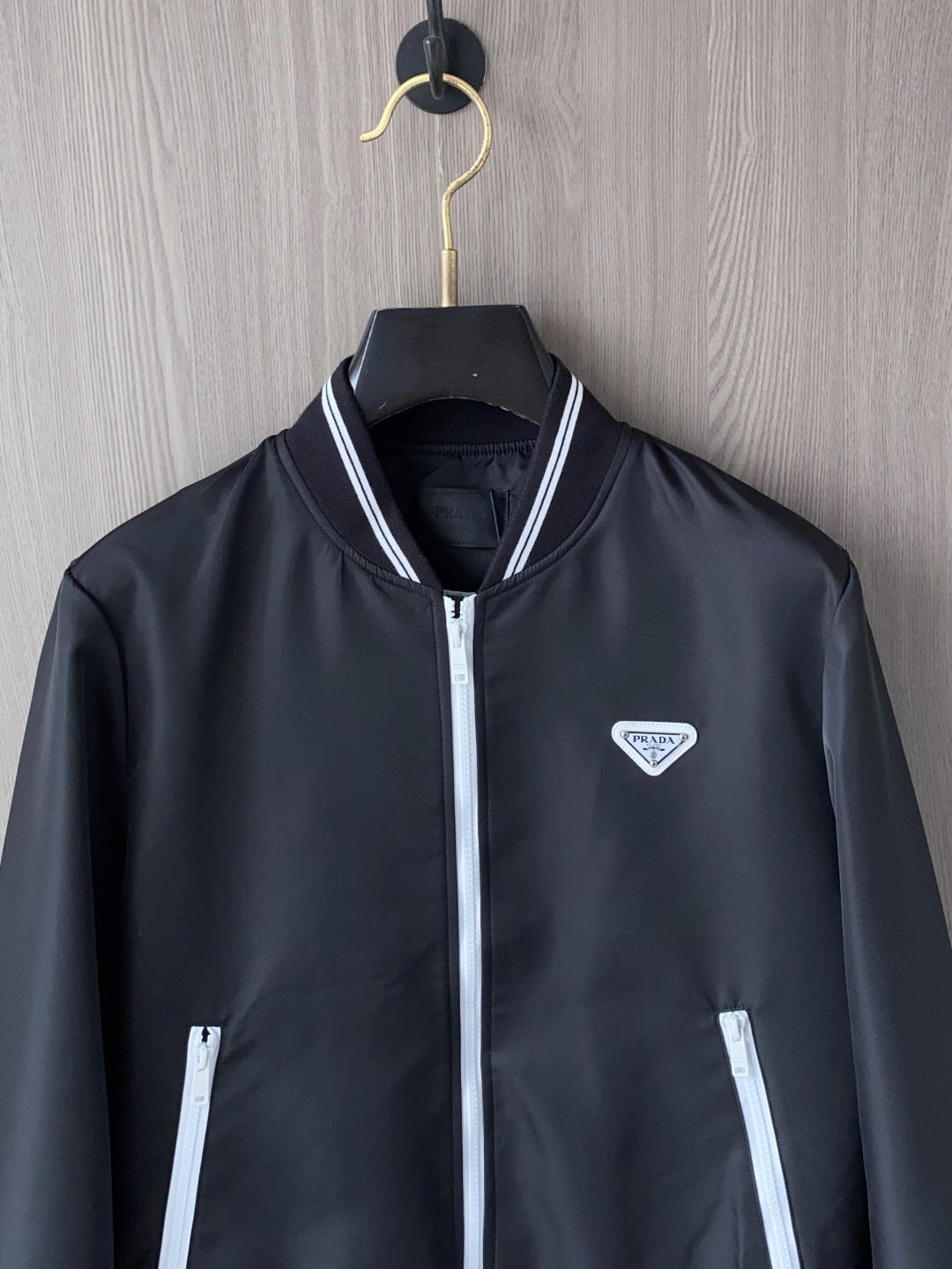 🌾 普拉达 25ss最新品 经典棒球领夹克外套，设计帅气有型！百搭必备单品，时尚潮牌， 轻松营造酷帅氛围