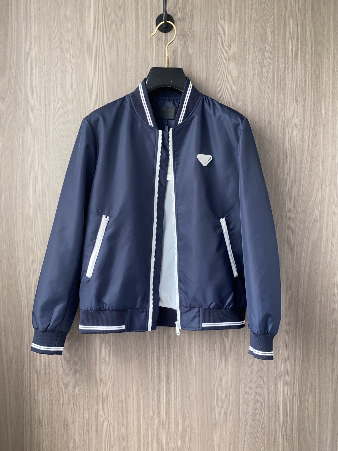 🌾 普拉达 25ss最新品 经典棒球领夹克外套，设计帅气有型！百搭必备单品，时尚潮牌， 轻松营造酷帅氛围