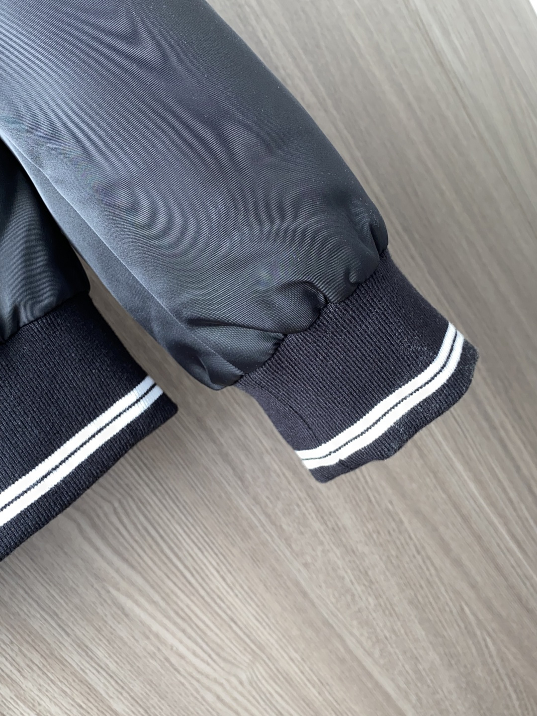 🌾 普拉达 25ss最新品 经典棒球领夹克外套，设计帅气有型！百搭必备单品，时尚潮牌， 轻松营造酷帅氛围