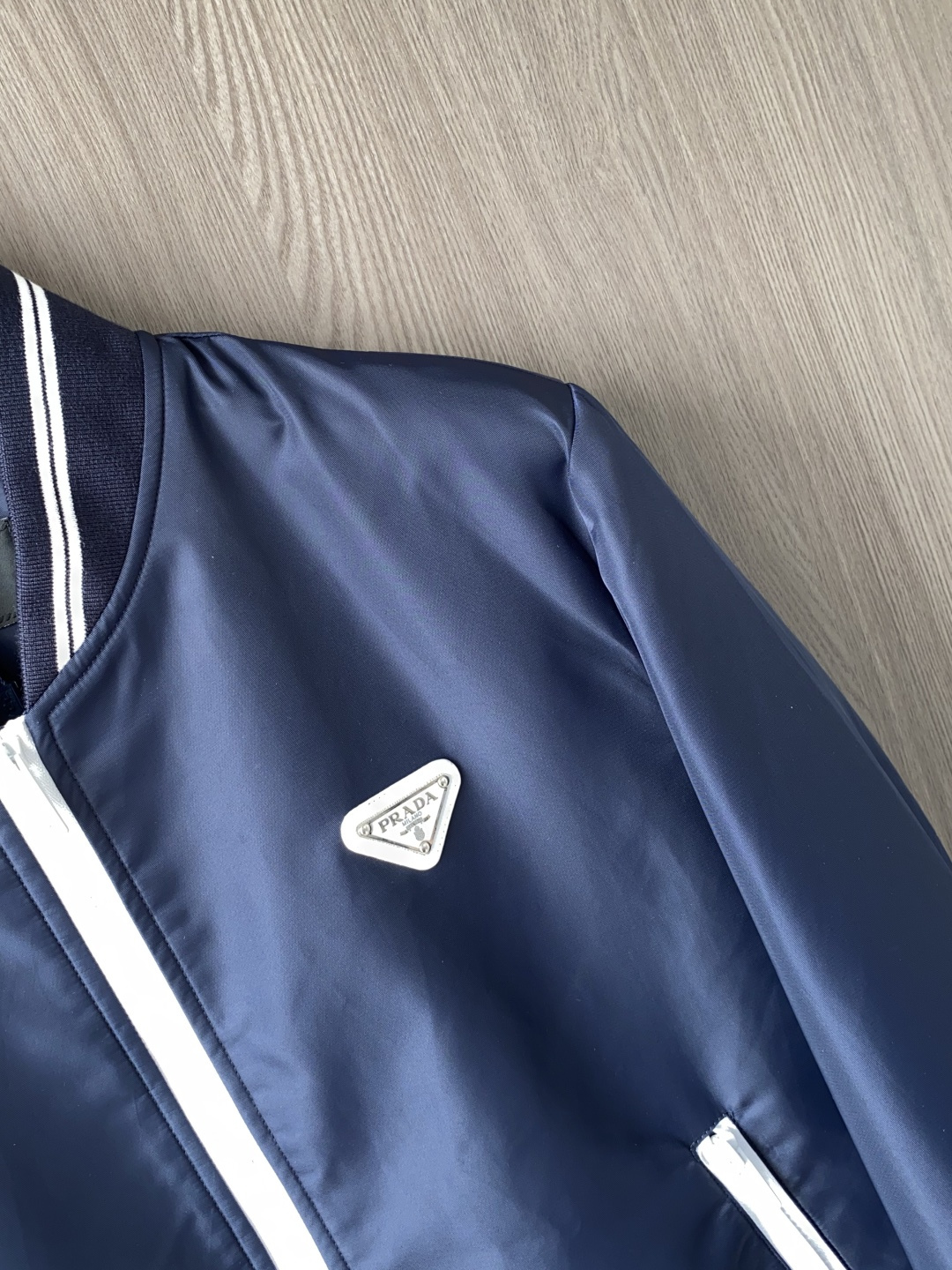 🌾 普拉达 25ss最新品 经典棒球领夹克外套，设计帅气有型！百搭必备单品，时尚潮牌， 轻松营造酷帅氛围