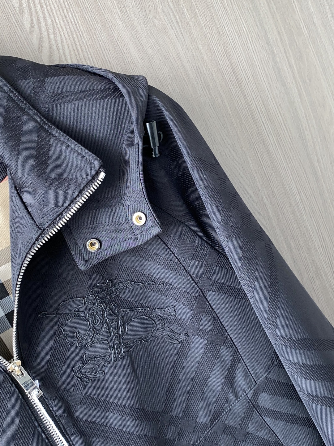 🌾程 巴宝莉 25ss最新品 经典棒球领夹克外套，设计帅气有型！百搭必备单品，时尚潮牌， 轻松营造酷帅氛