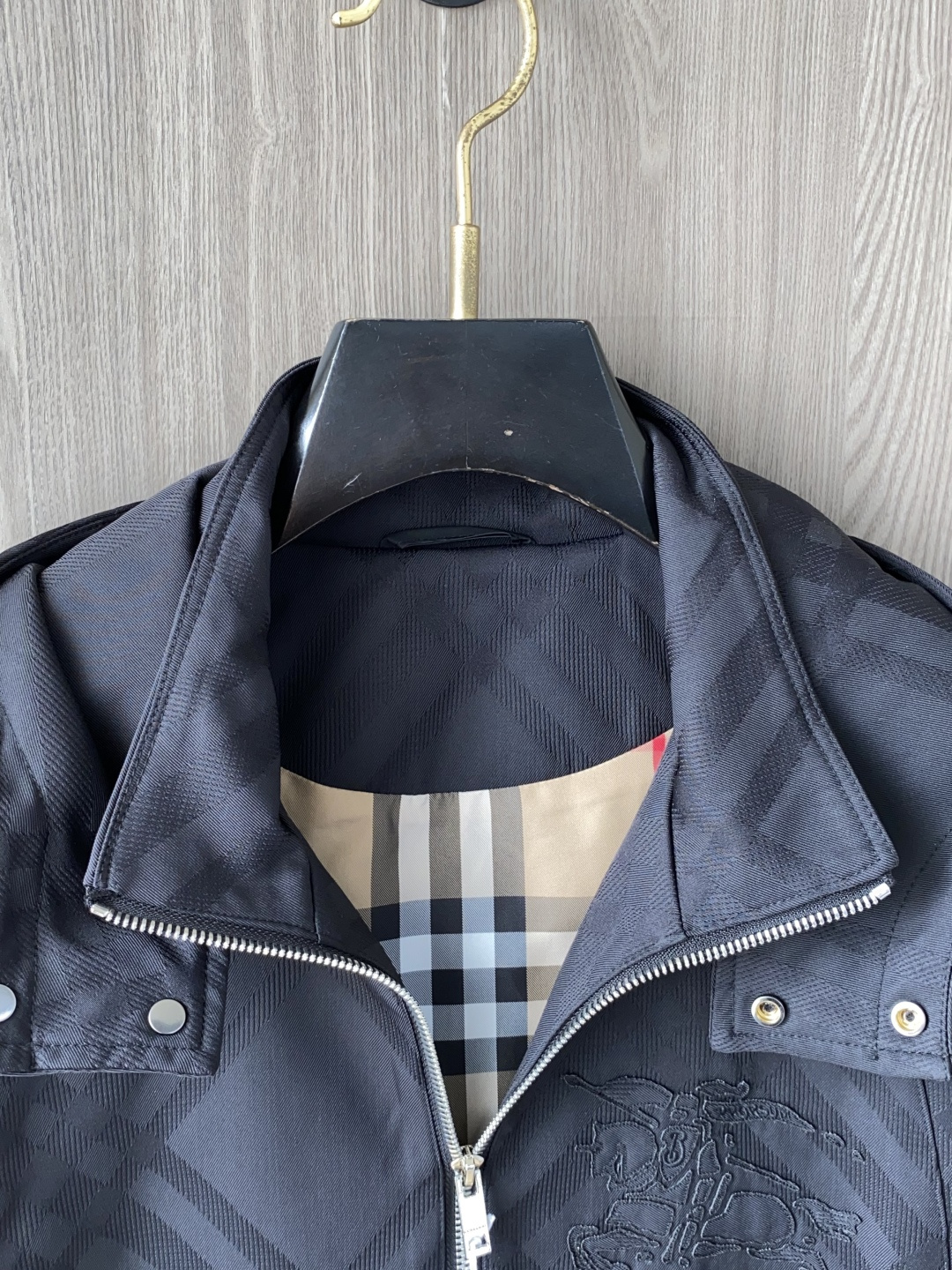 🌾程 巴宝莉 25ss最新品 经典棒球领夹克外套，设计帅气有型！百搭必备单品，时尚潮牌， 轻松营造酷帅氛