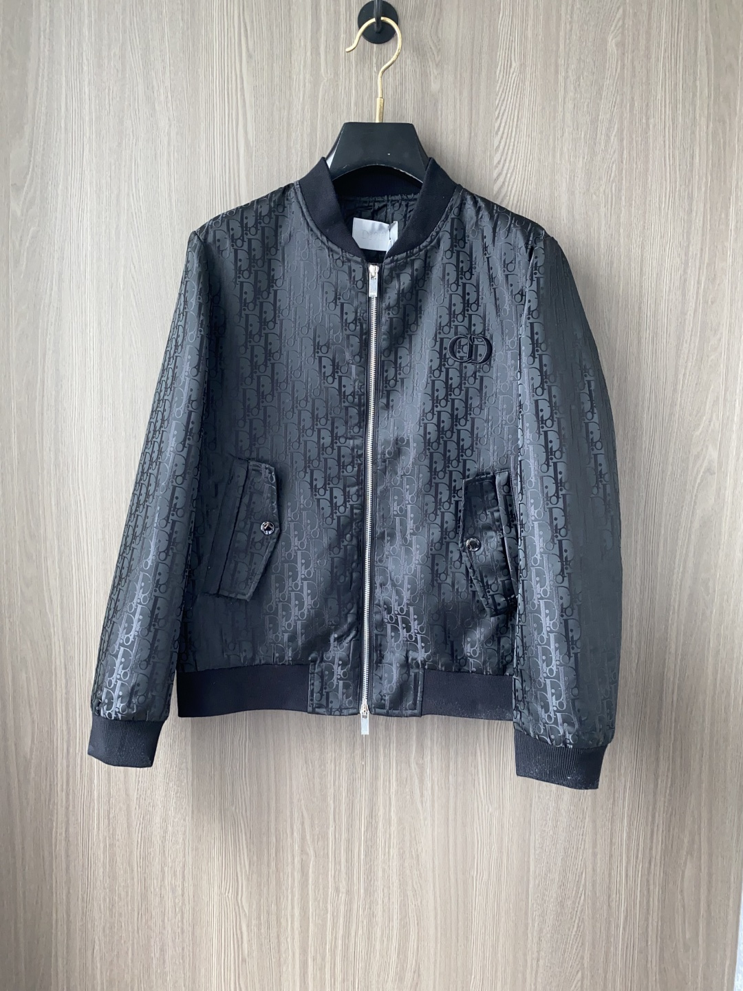NO:952558,Prada 25ss latest product, classic baseball collar jacket, handsome and stylish design!  A versatile must-have item, a trendy fashion brand, it can easily create a cool and handsome atmosphere, full of high-end feel, the low-key yet fashionable contrasting color design is particularly eye-catching, the loose fit is versatile, and can be controlled by any figure!  The original customized imported memory silk fabric is light and breathable!  A full set of mold opening hardware accessories. The quality of workmanship depends on the details!  Sizes M-3XL, all three sizes, prada, jackets & coats, jackets & coats,19860909普拉达 25ss最新品 经典棒球领夹克外套,设计帅气有型！百搭必备单品,时尚潮牌, 轻松营造酷帅氛围感 ,高级感满满,在低调又时髦撞色设计特别吸睛,宽松版型百搭人,任何身材都能驾驭！原版定制进口记忆丝面料质感轻盈透气！全套开模五金配件.做工品质看细节！ 尺码M-3XL 三标齐全,,prada,jackets & coats,jackets & coats,,Men's clothing