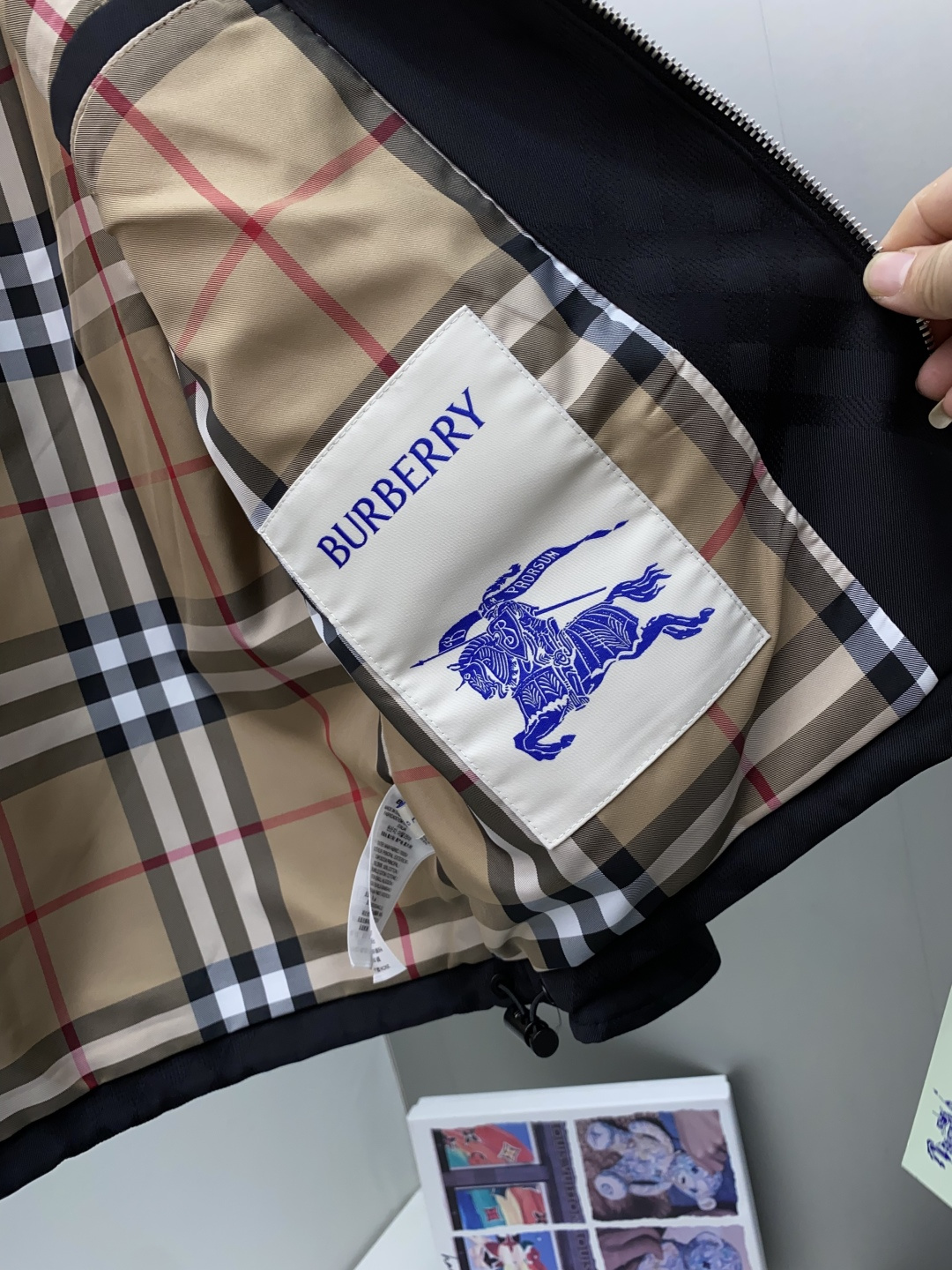 巴宝莉 25ss最新品 经典连帽夹克外套，设计帅气有型！百搭必备单品，时尚潮牌， 轻松营造酷帅氛围感 ，