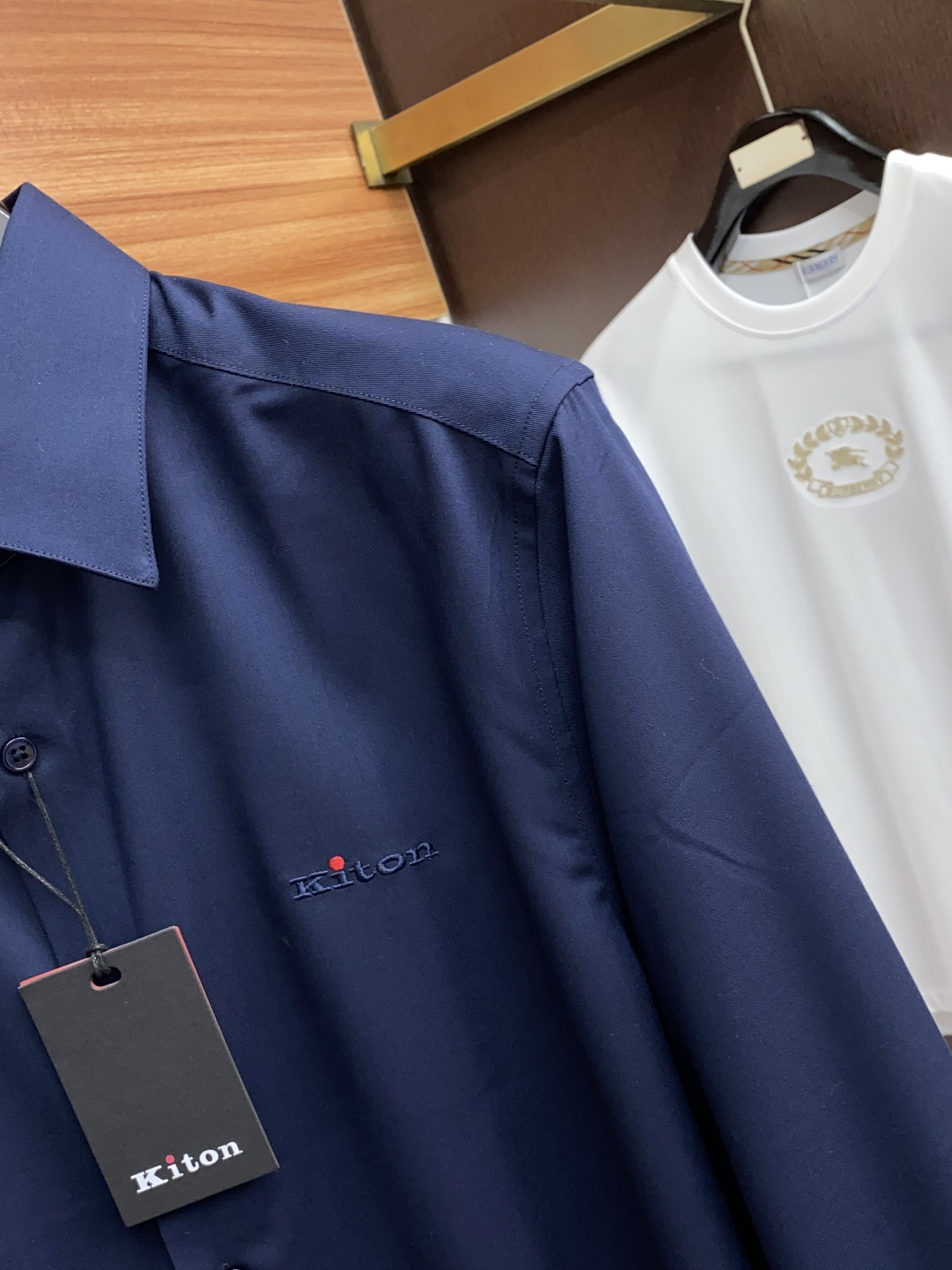  kiton 男士商务休闲格子长袖衬衫.官方同步系列！颇具意大利典型风格的时装，在面料选取和工艺方面都相