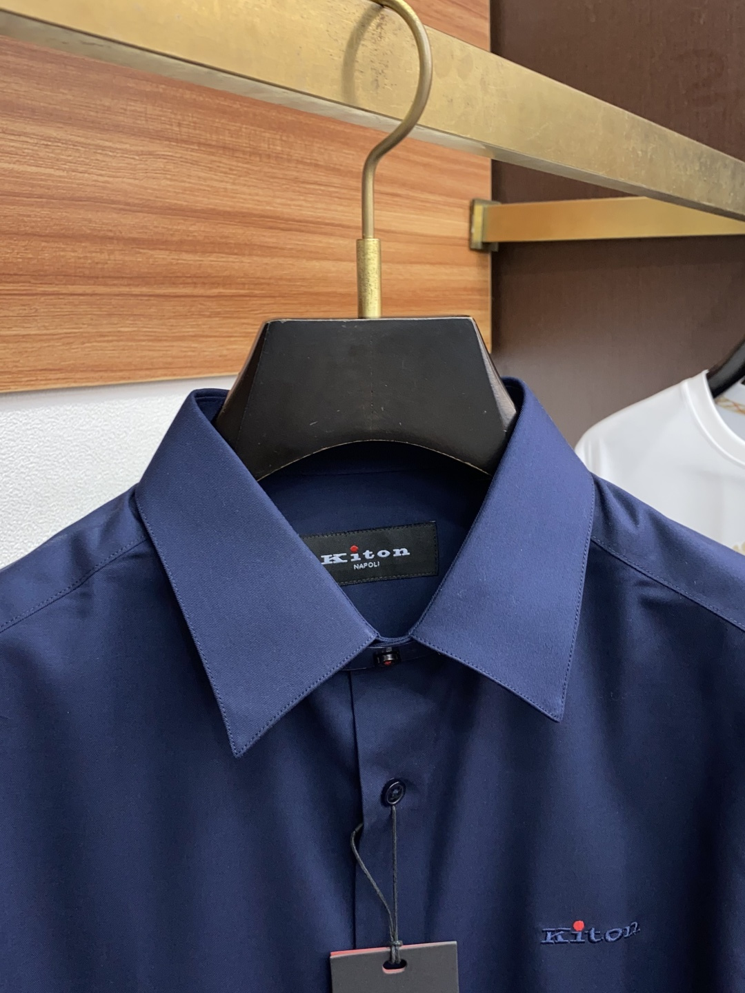  kiton 男士商务休闲格子长袖衬衫.官方同步系列！颇具意大利典型风格的时装，在面料选取和工艺方面都相