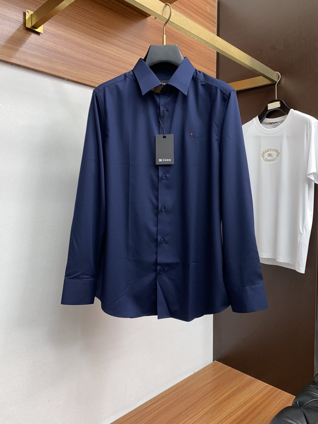  kiton 男士商务休闲格子长袖衬衫.官方同步系列！颇具意大利典型风格的时装，在面料选取和工艺方面都相